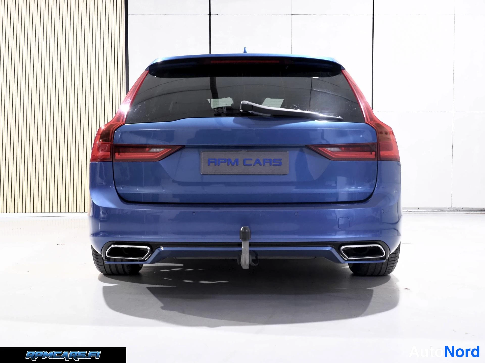 Sininen Volvo V90 2017, takaa, kuva 34