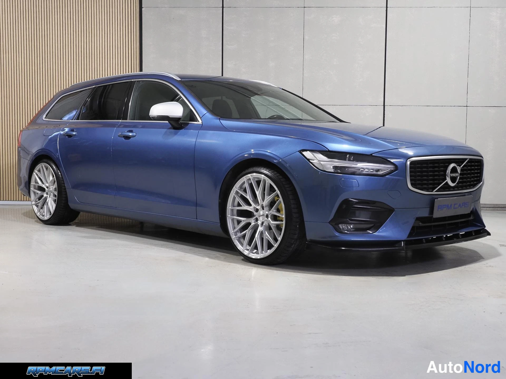 Sininen Volvo V90 2017, etuviisto, keula oikealle, kuva 4