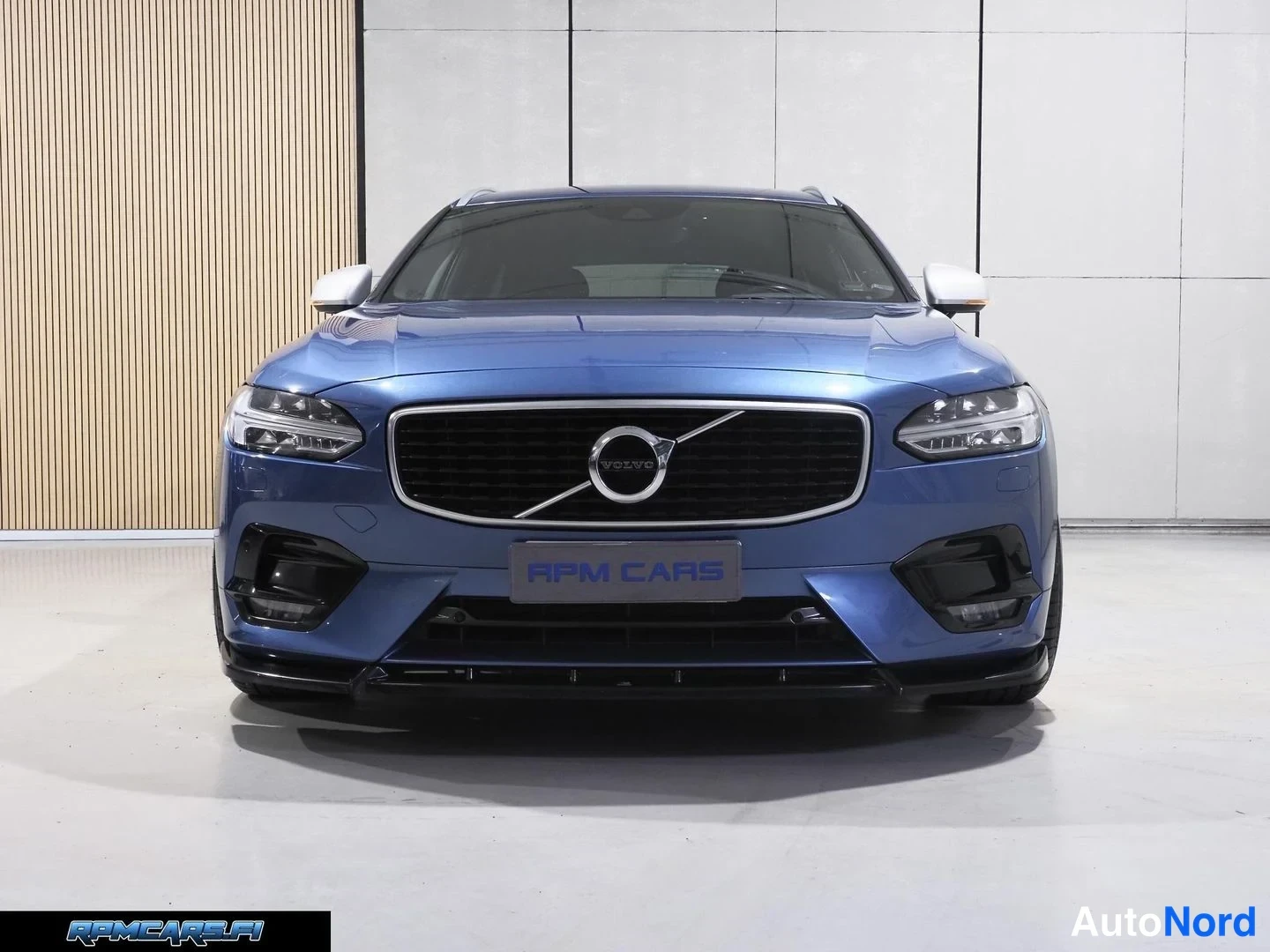 Sininen Volvo V90 2017, edestä, kuva 7