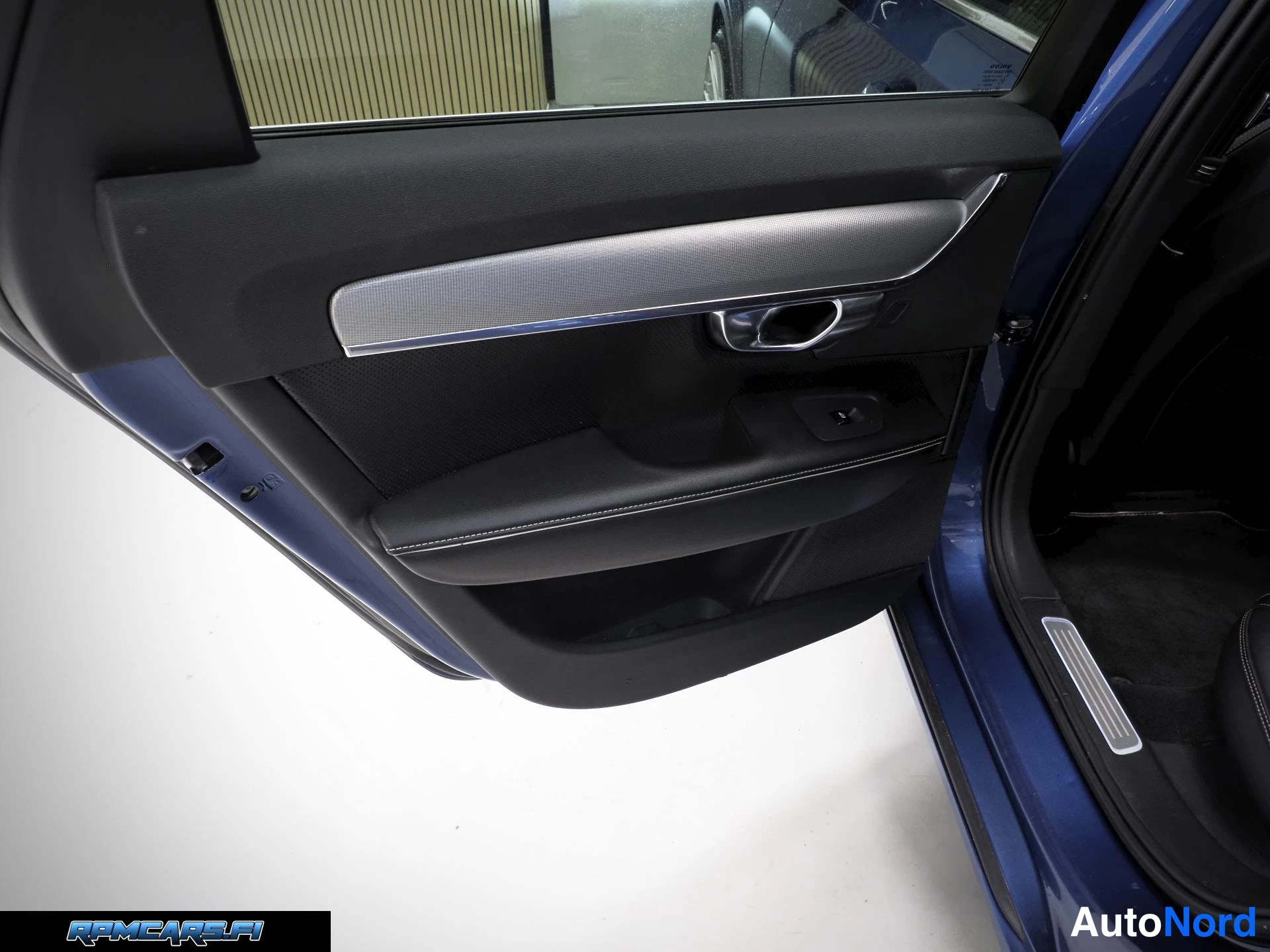 Sininen Volvo V90 2017, yksityiskohta, kuva 43