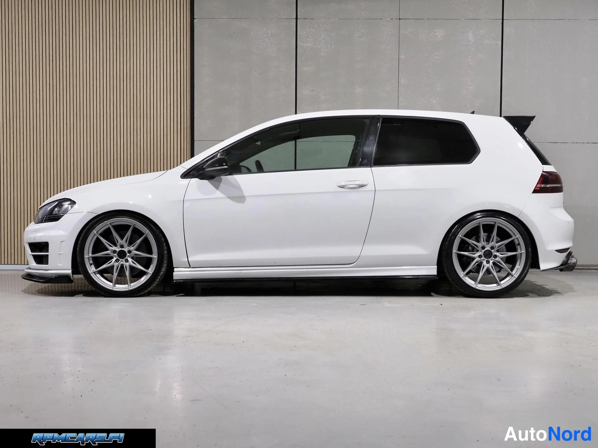 Valkoinen Volkswagen Golf 2015, etuviisto, keula vasemmalle, kuva 2