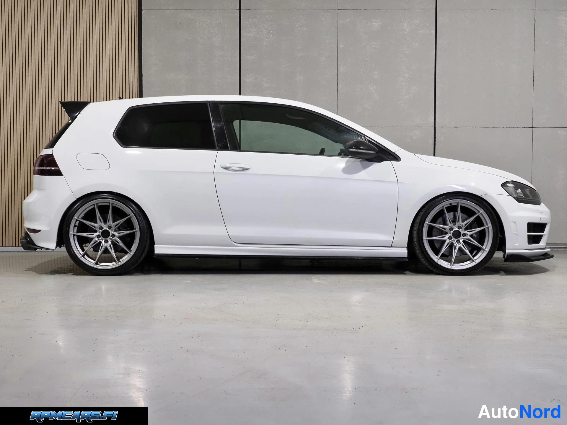 Valkoinen Volkswagen Golf 2015, etuviisto, keula oikealle, kuva 4