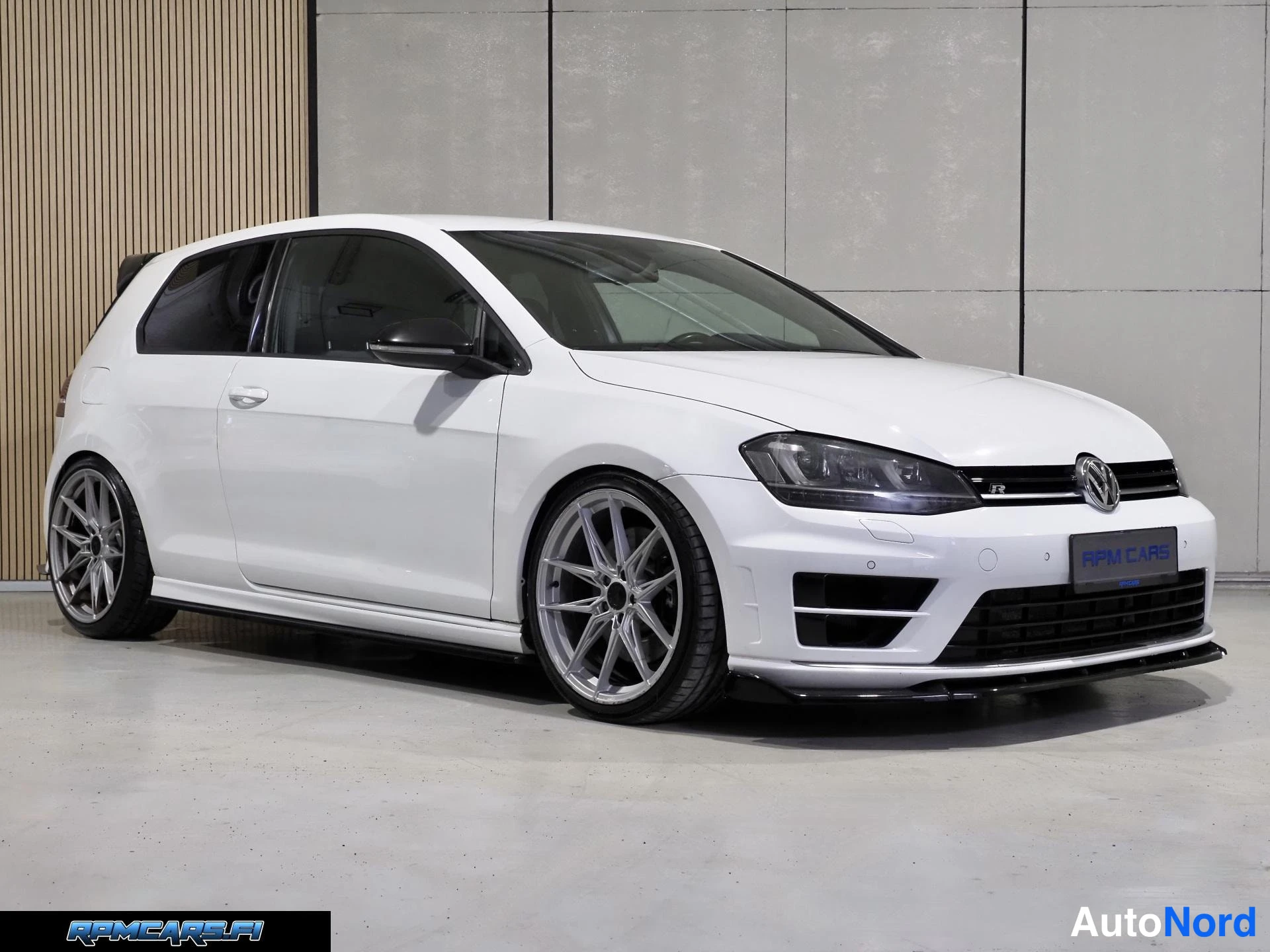 Valkoinen Volkswagen Golf 2015, etuviisto, keula oikealle, kuva 5