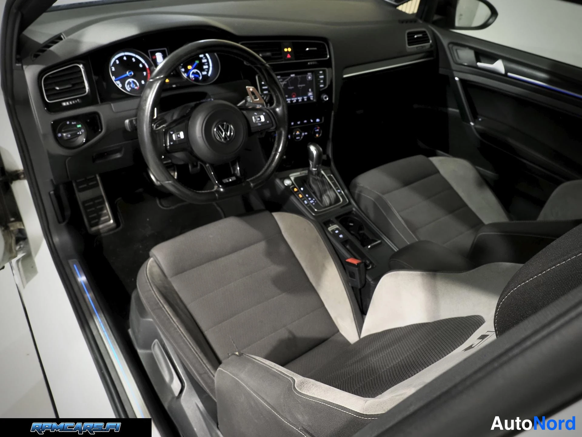 Valkoinen Volkswagen Golf 2015, sivulta, kuva 17