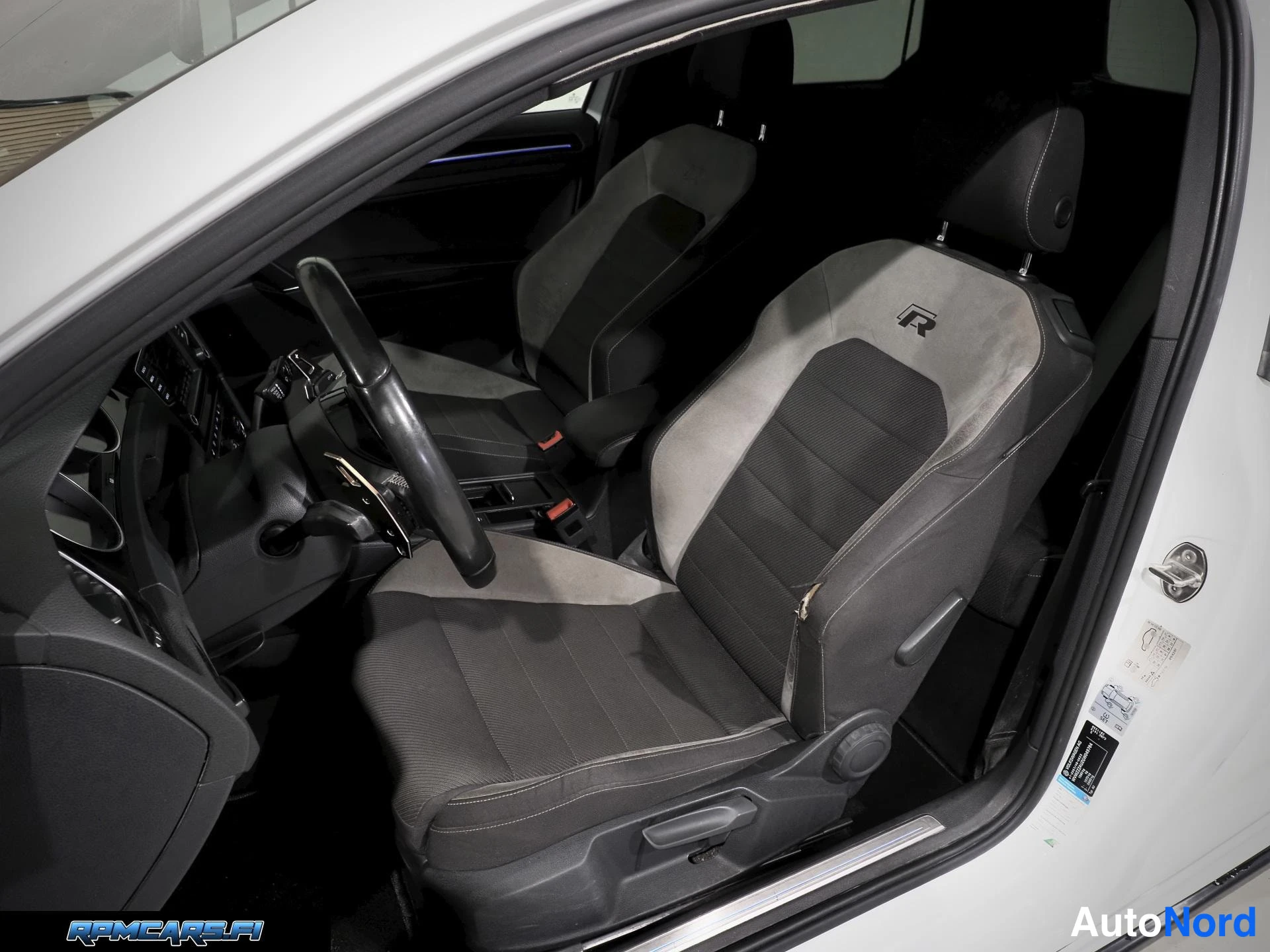 Valkoinen Volkswagen Golf 2015, edestä, kuva 12