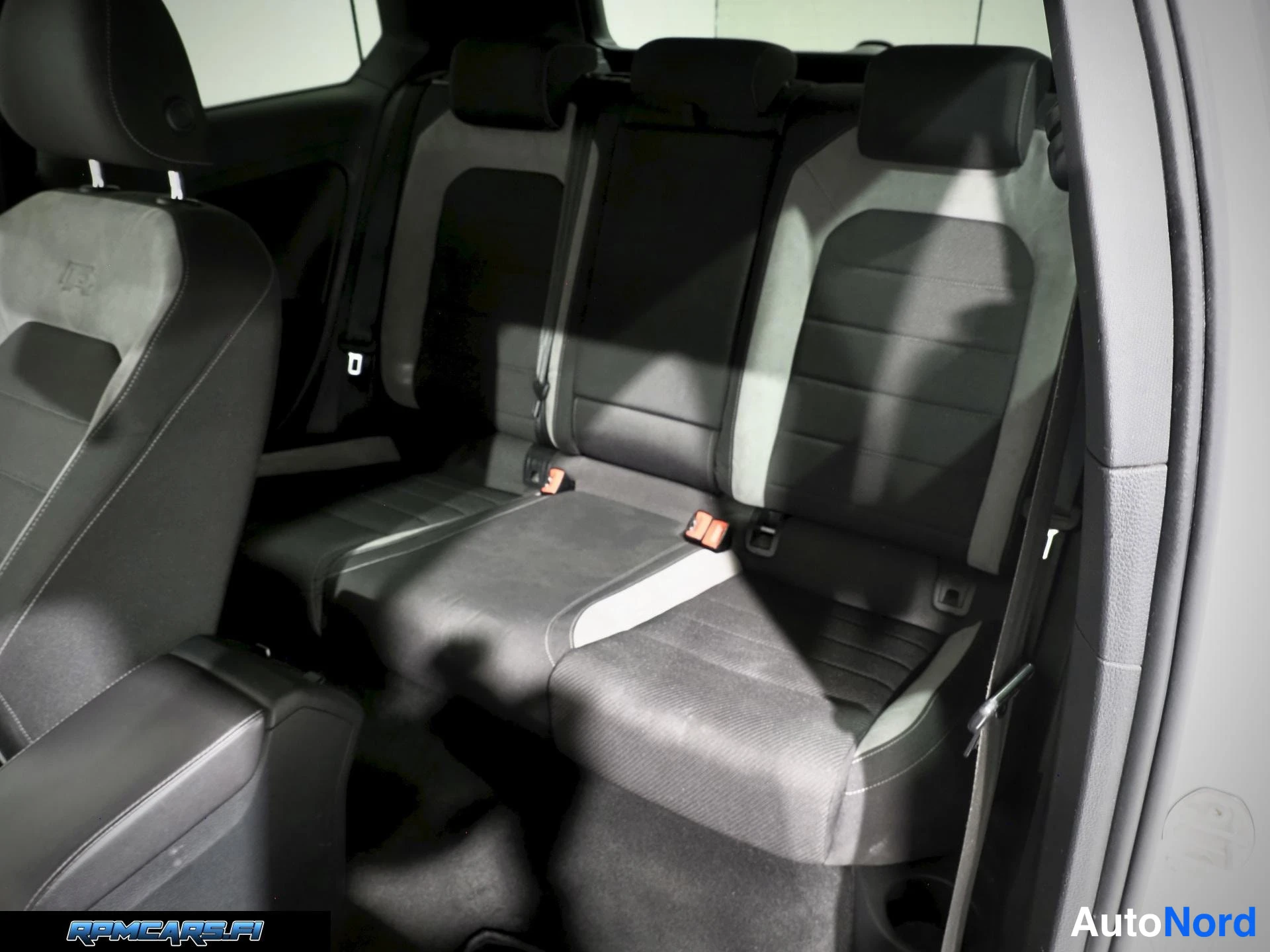Valkoinen Volkswagen Golf 2015, edestä, kuva 26