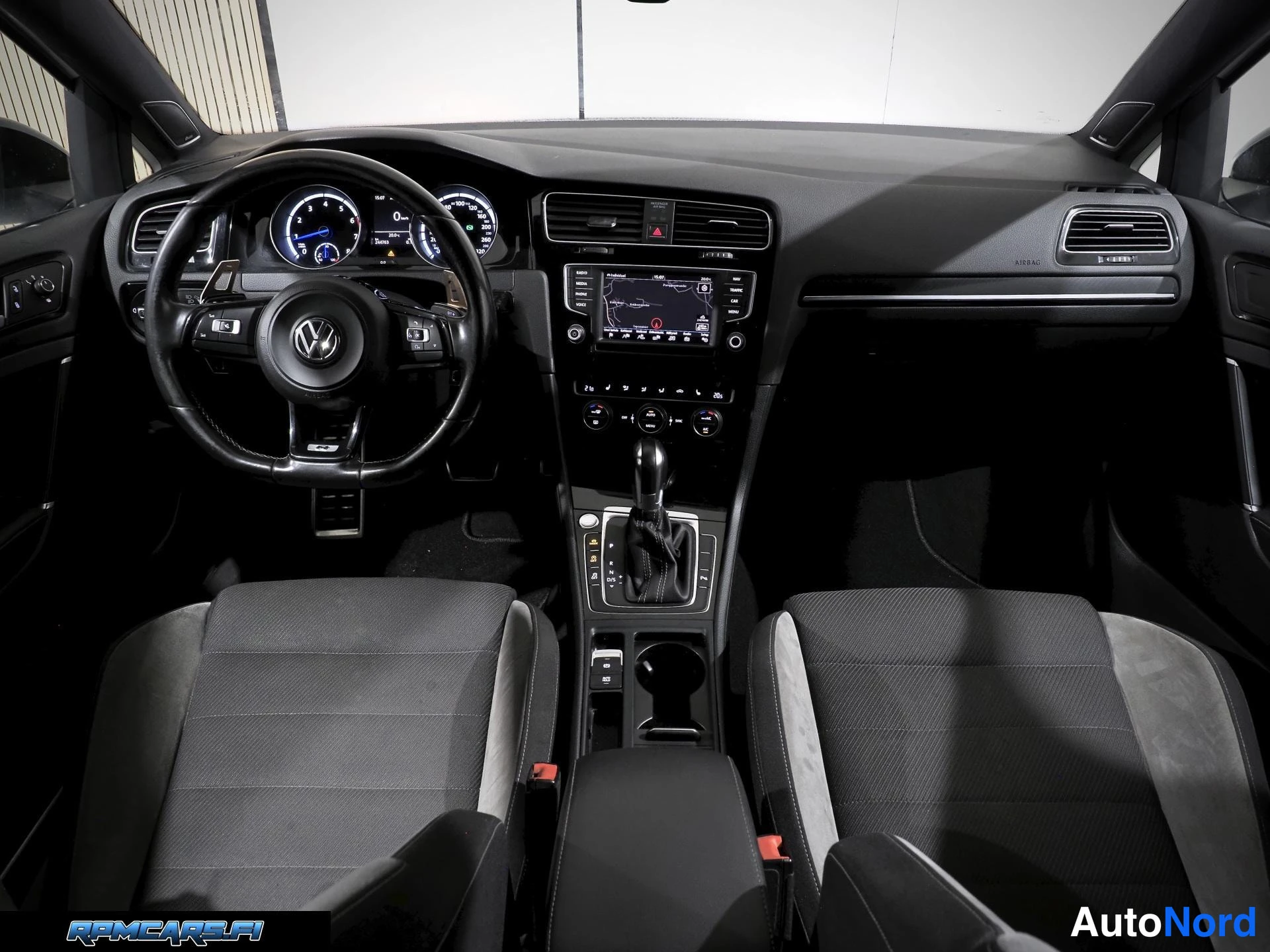 Valkoinen Volkswagen Golf 2015, edestä, kuva 13