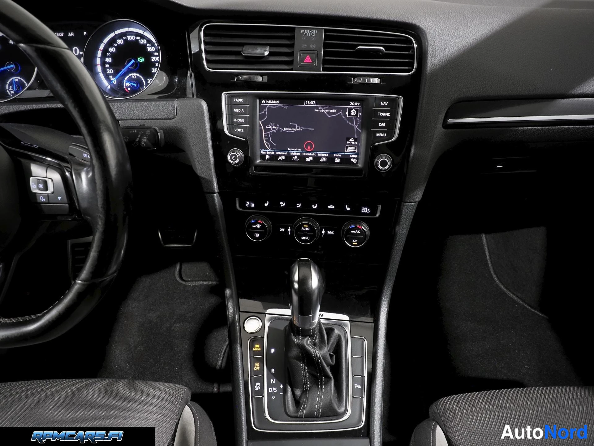 Valkoinen Volkswagen Golf 2015, edestä, kuva 27