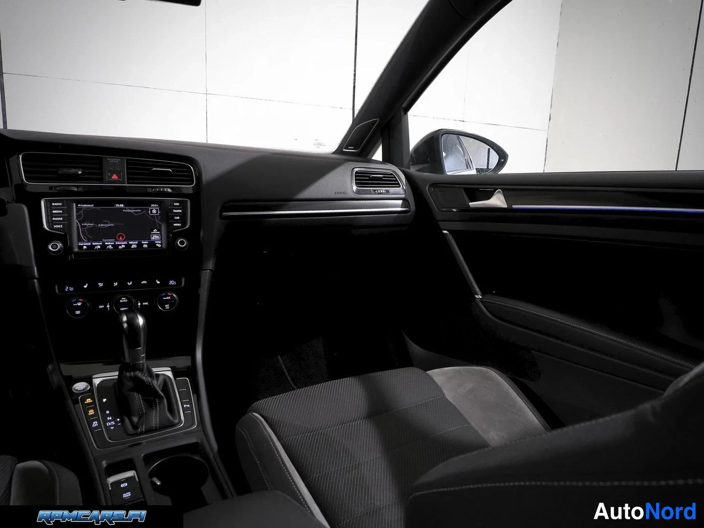 Valkoinen Volkswagen Golf 2015, yksityiskohta, kuva 49