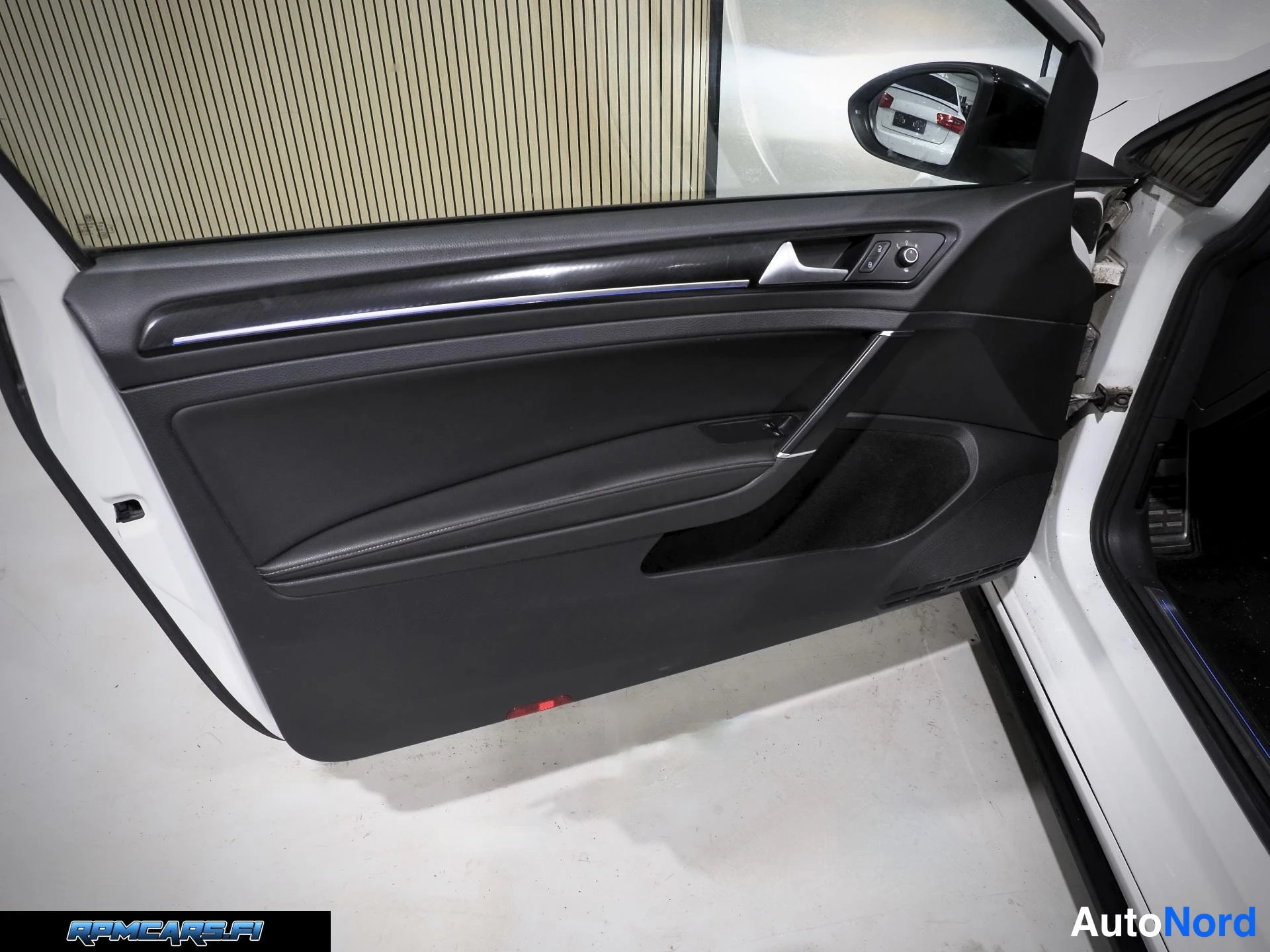 Valkoinen Volkswagen Golf 2015, yksityiskohta, kuva 32
