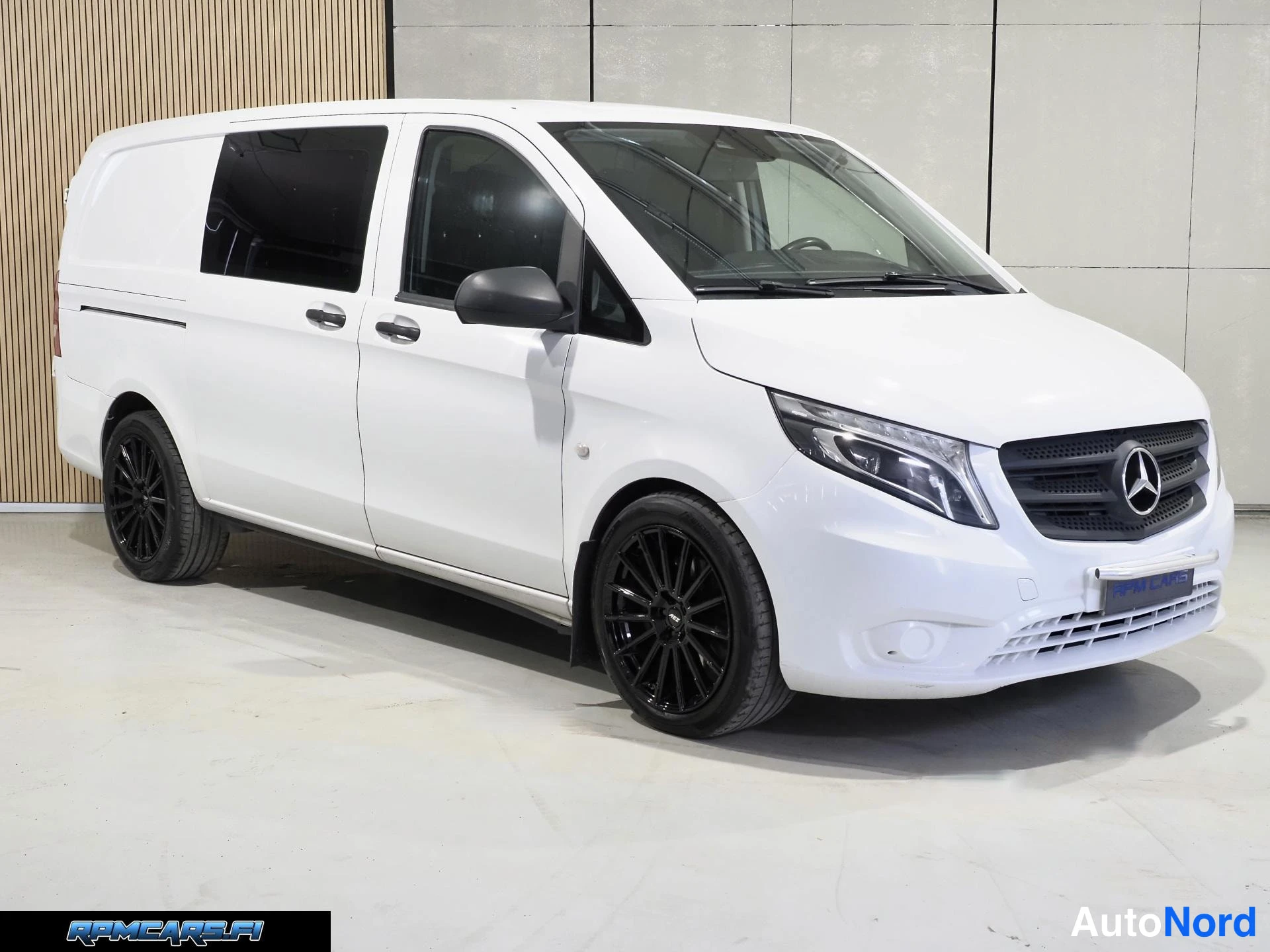 Valkoinen Mercedes-Benz Vito 2015, etuviisto, keula oikealle, kuva 5