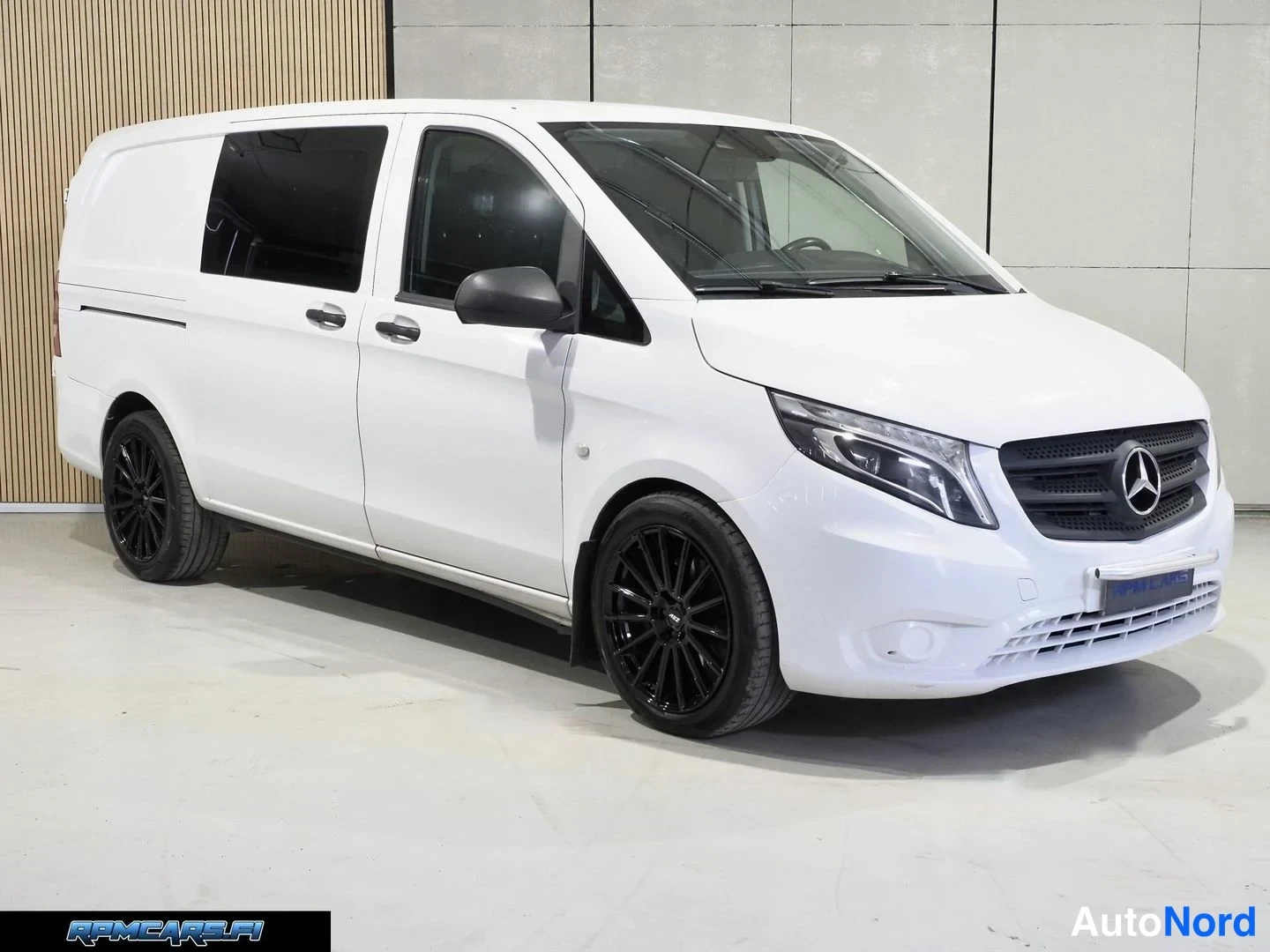 Valkoinen Mercedes-Benz Vito 2015, etuviisto, keula oikealle, kuva 6