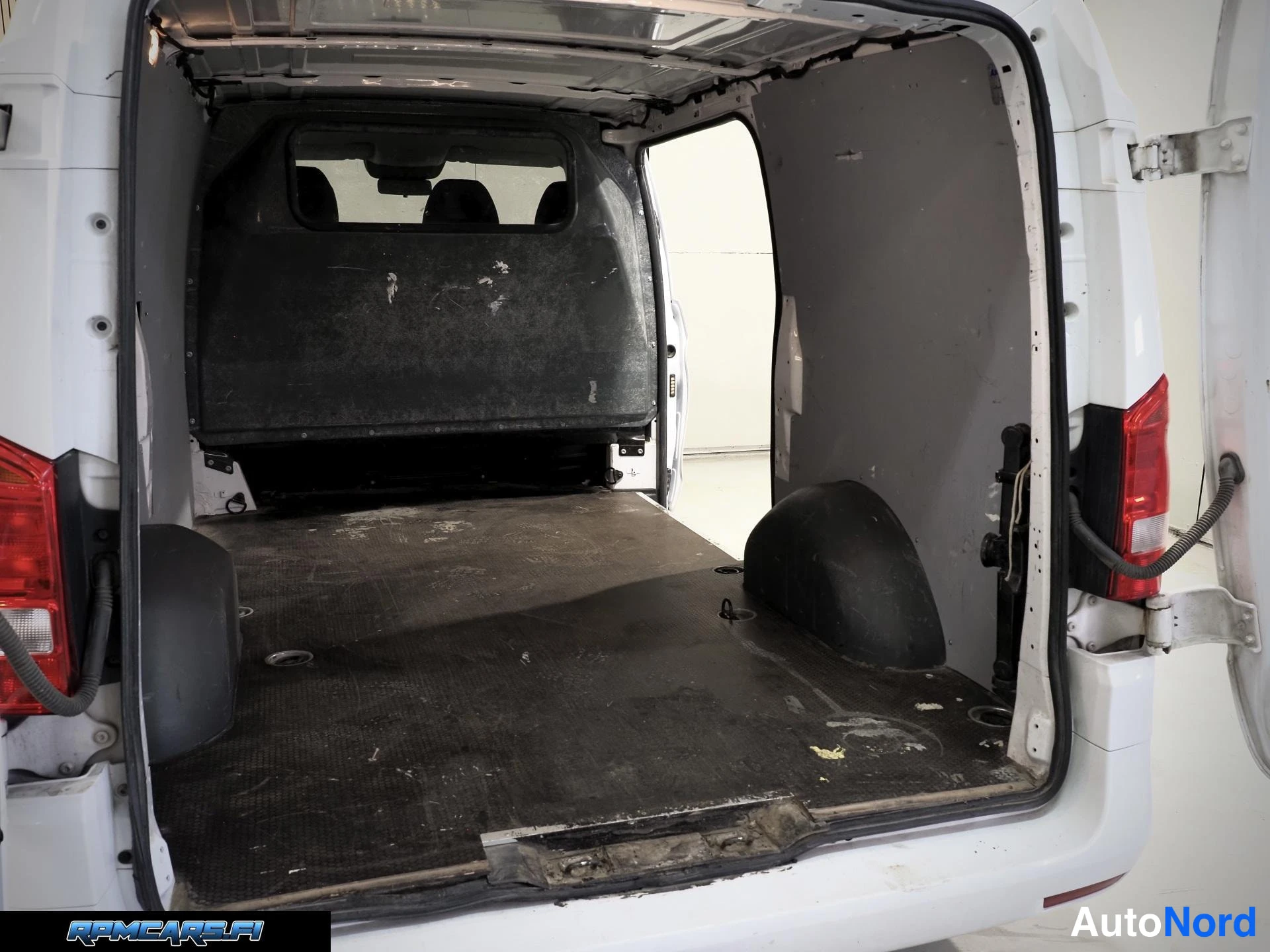 Valkoinen Mercedes-Benz Vito 2015, takaa, kuva 31