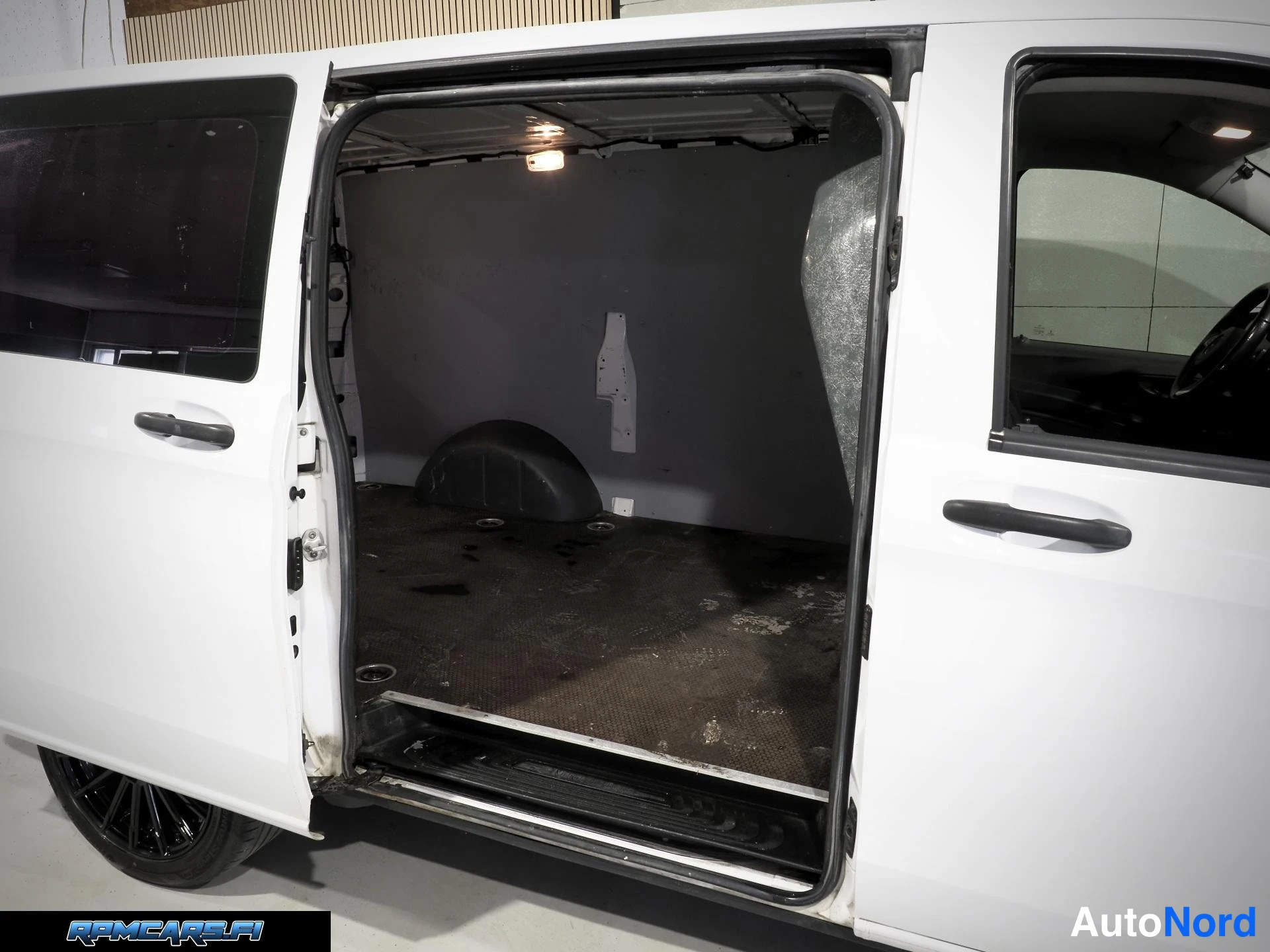 Valkoinen Mercedes-Benz Vito 2015, sivulta, kuva 17
