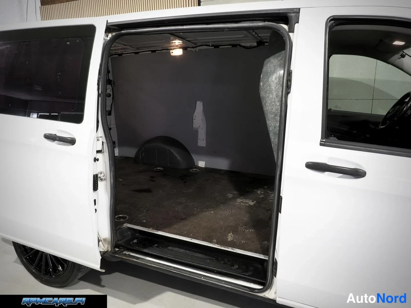Valkoinen Mercedes-Benz Vito 2015, sivulta, kuva 21