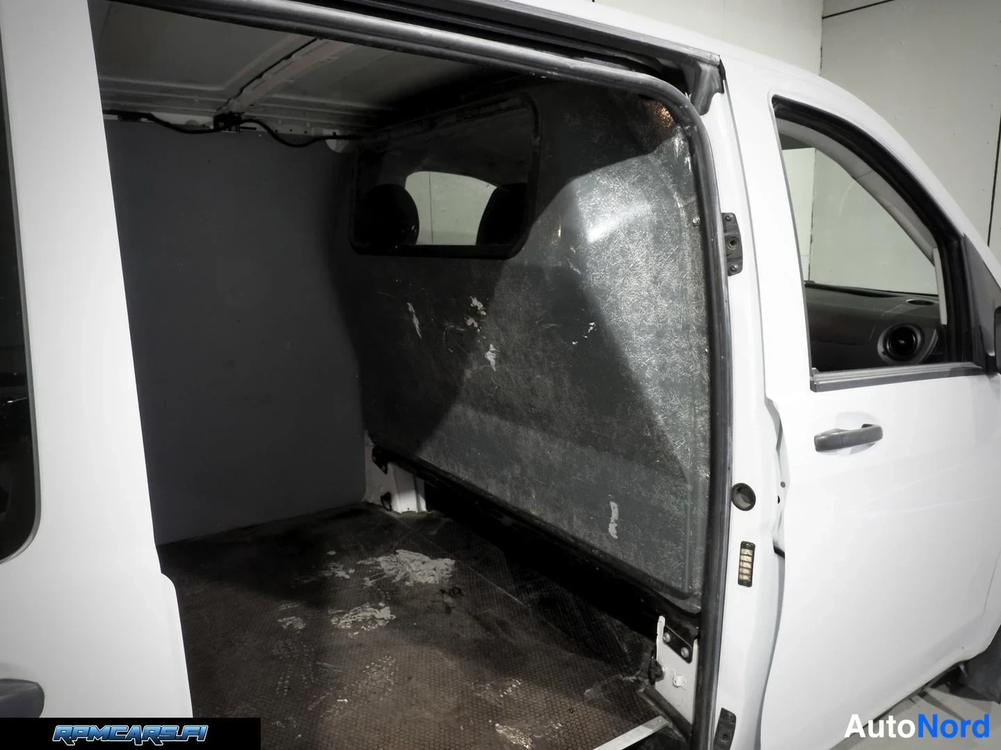 Valkoinen Mercedes-Benz Vito 2015, kuva 77