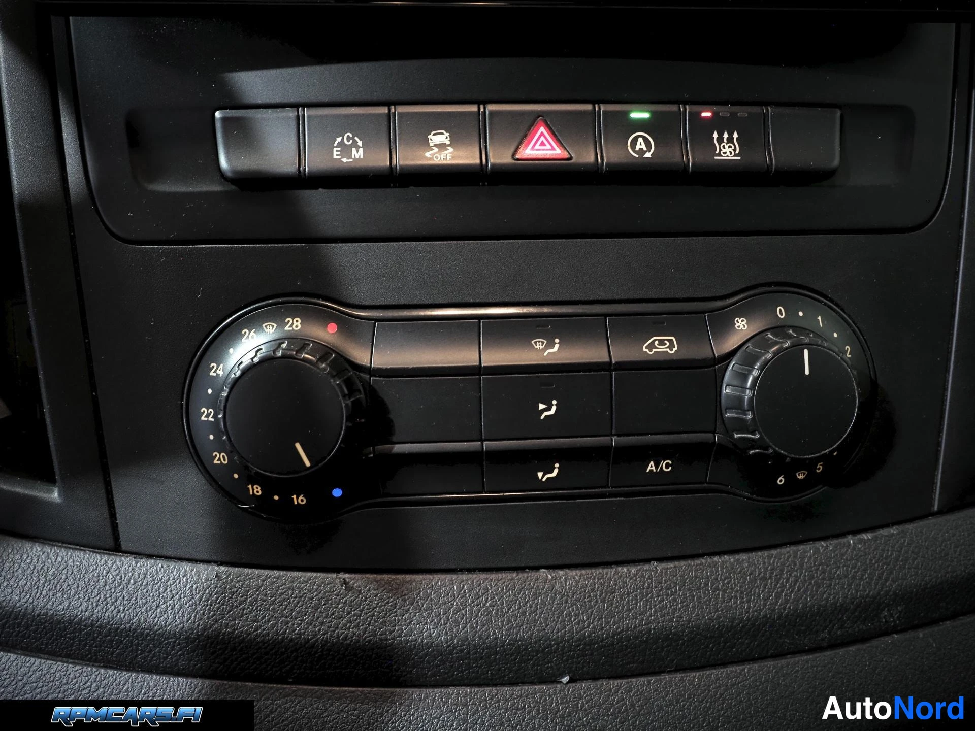 Valkoinen Mercedes-Benz Vito 2015, yksityiskohta, kuva 43