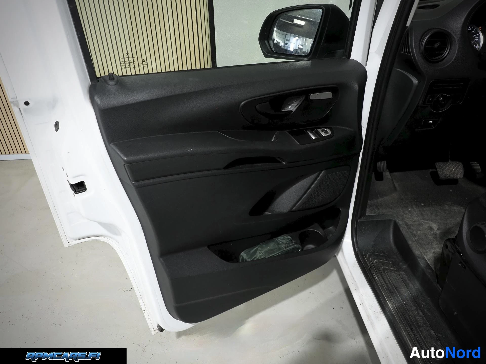 Valkoinen Mercedes-Benz Vito 2015, yksityiskohta, kuva 50
