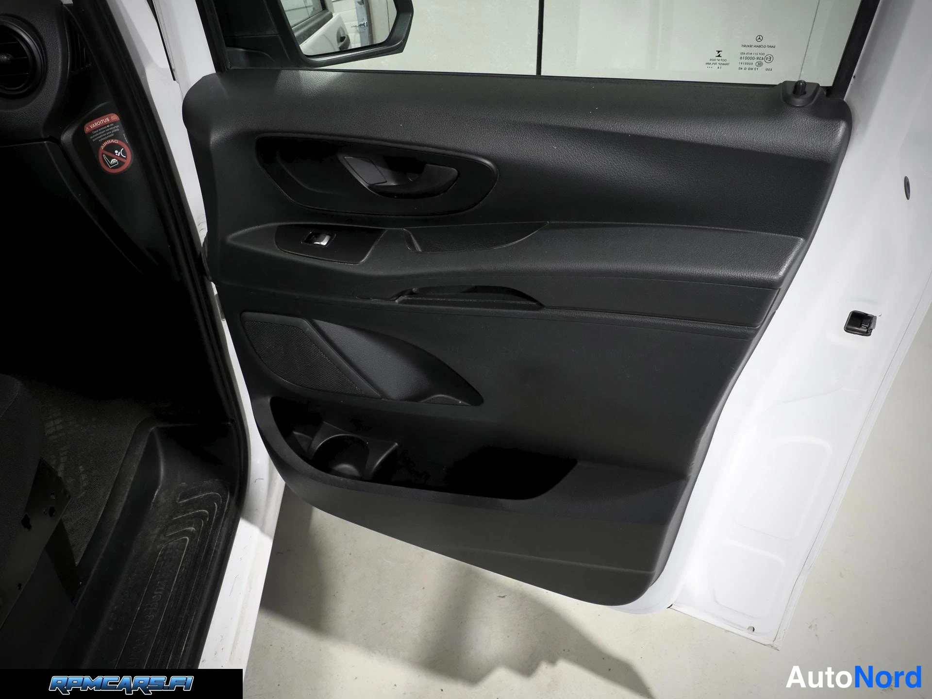 Valkoinen Mercedes-Benz Vito 2015, kuva 62