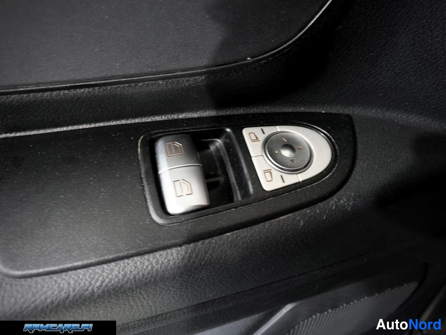 Valkoinen Mercedes-Benz Vito 2015, etuviisto, keula oikealle, kuva 8