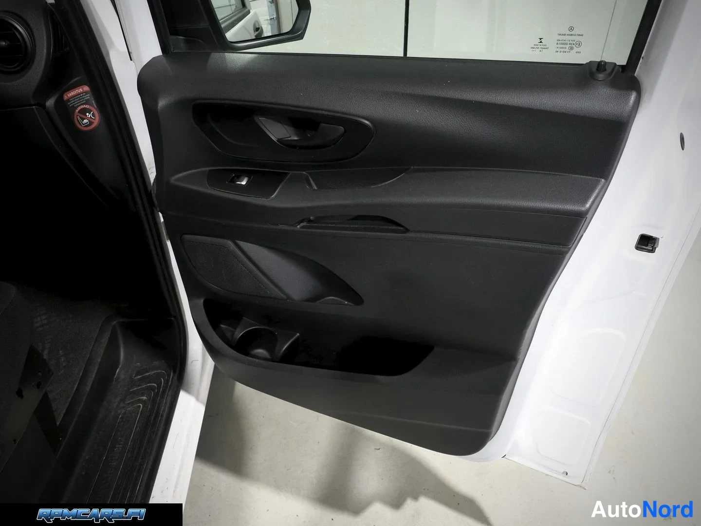 Valkoinen Mercedes-Benz Vito 2015, etuviisto, keula vasemmalle, kuva 3