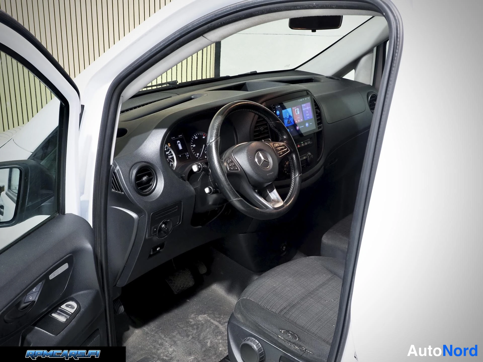 Valkoinen Mercedes-Benz Vito 2015, kuva 63