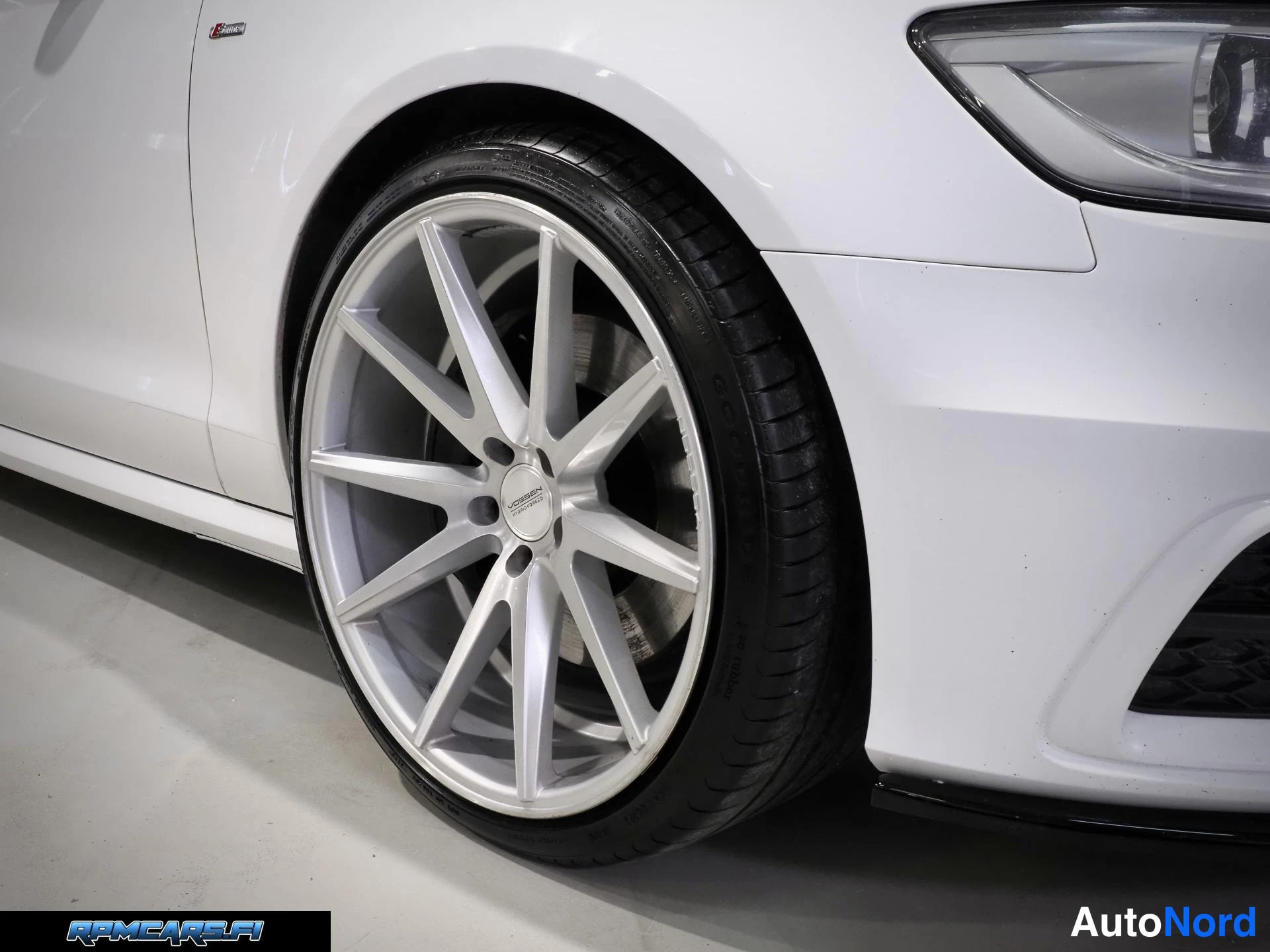 Valkoinen Audi A6 2014, etuviisto, keula oikealle, kuva 36
