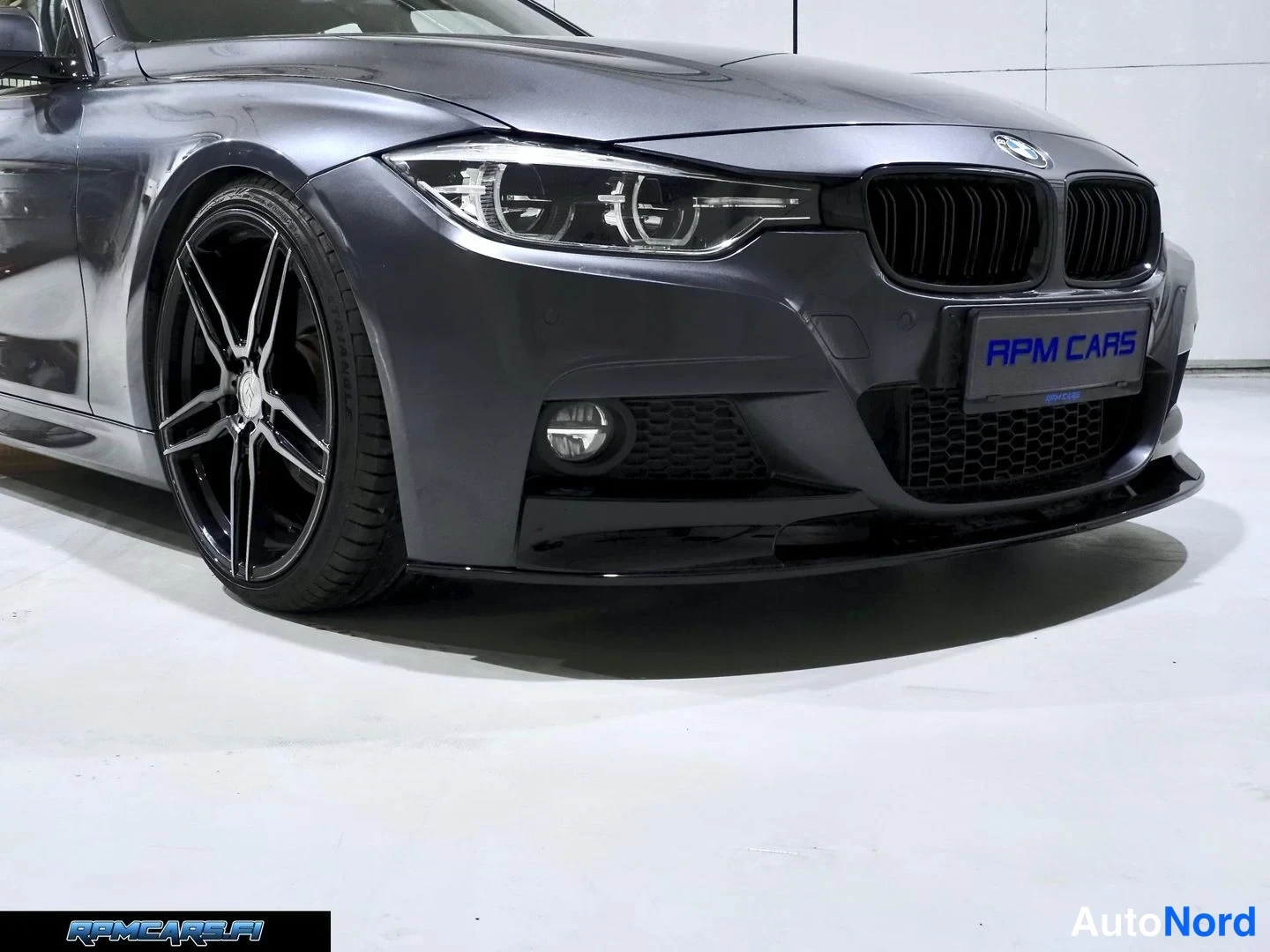 Harmaa BMW 330d 2016, etuviisto, keula oikealle, kuva 10