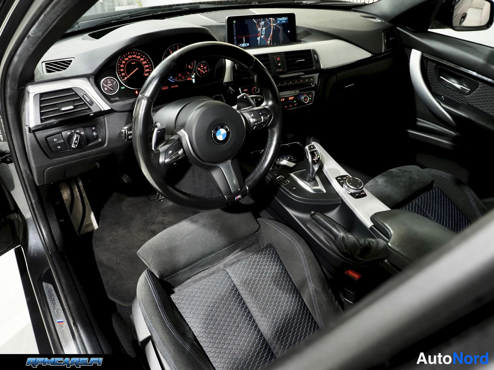 Harmaa BMW 330d 2016, edestä, kuva 18