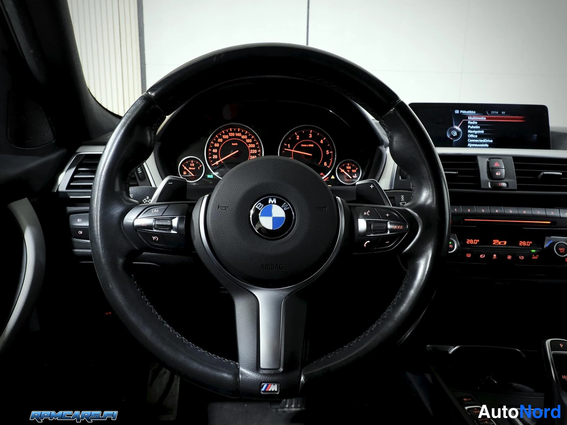 Harmaa BMW 330d 2016, yksityiskohta, kuva 54