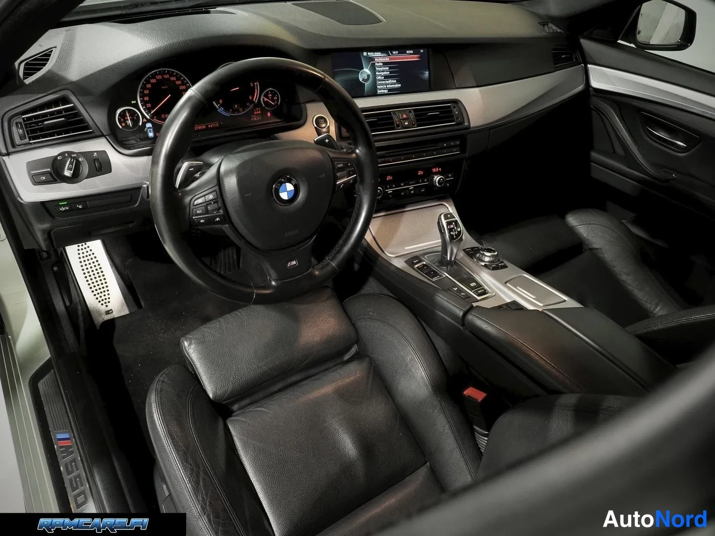 Hopea BMW M550d 2013, ohjaamo, kuva 23