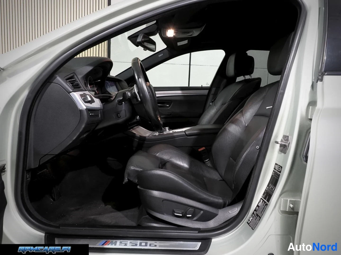 Hopea BMW M550d 2013, ohjaamo, kuva 24