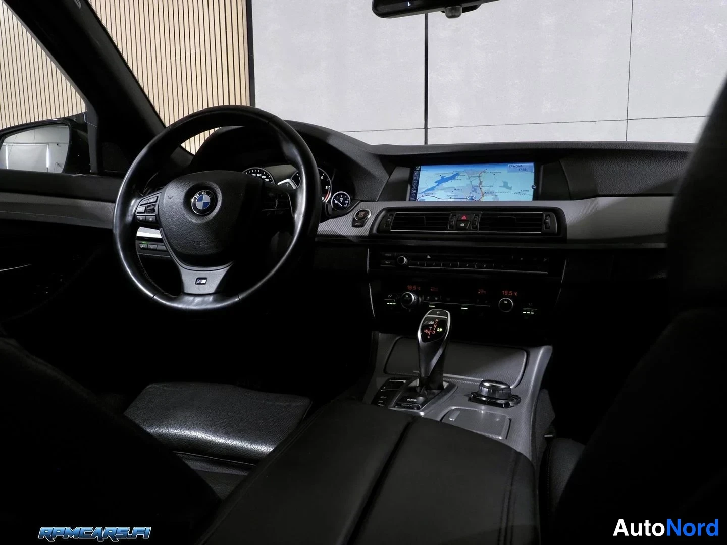 Hopea BMW M550d 2013, ohjaamo, kuva 28