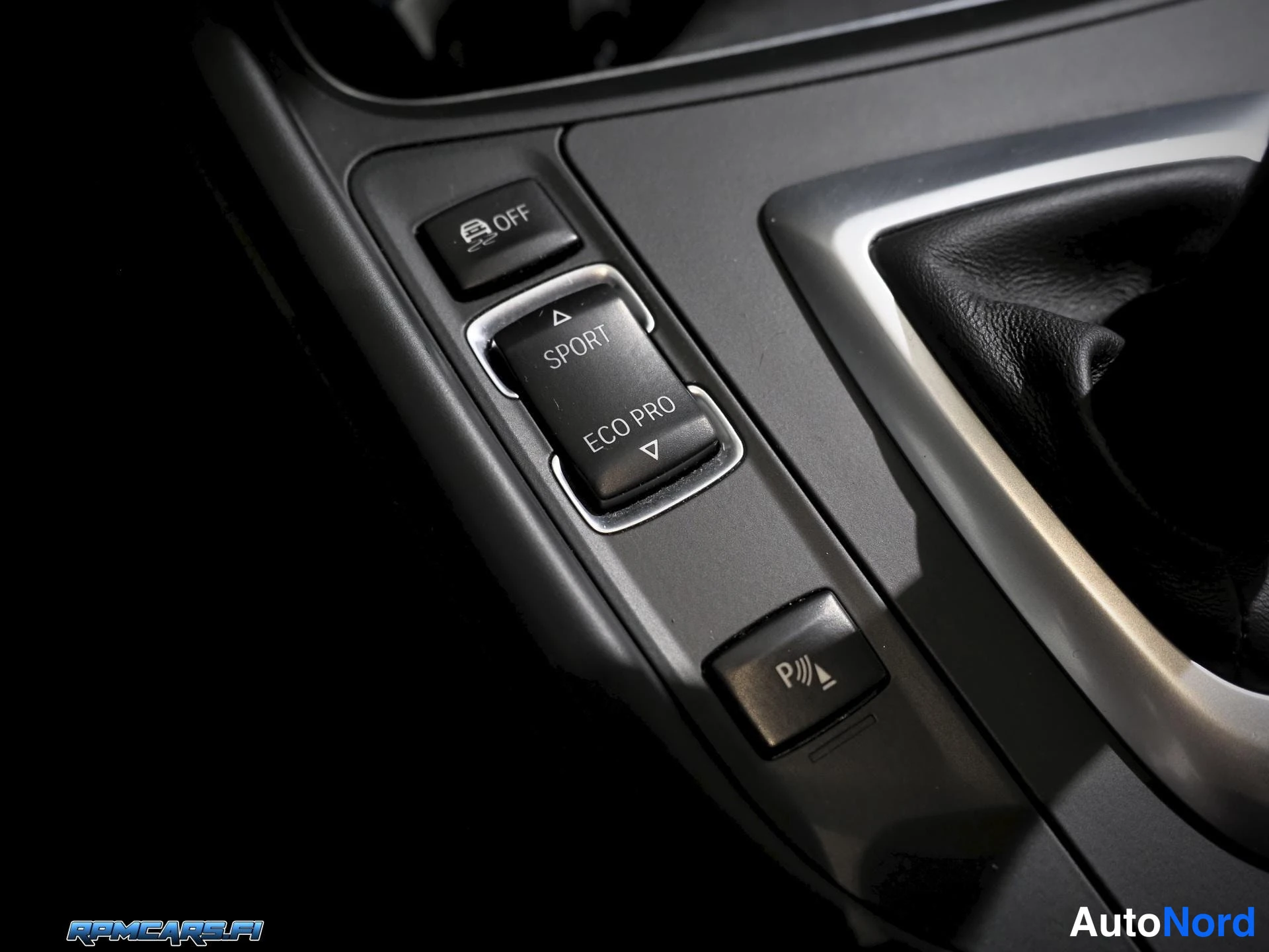Musta BMW 330d 2013, yksityiskohta, kuva 41
