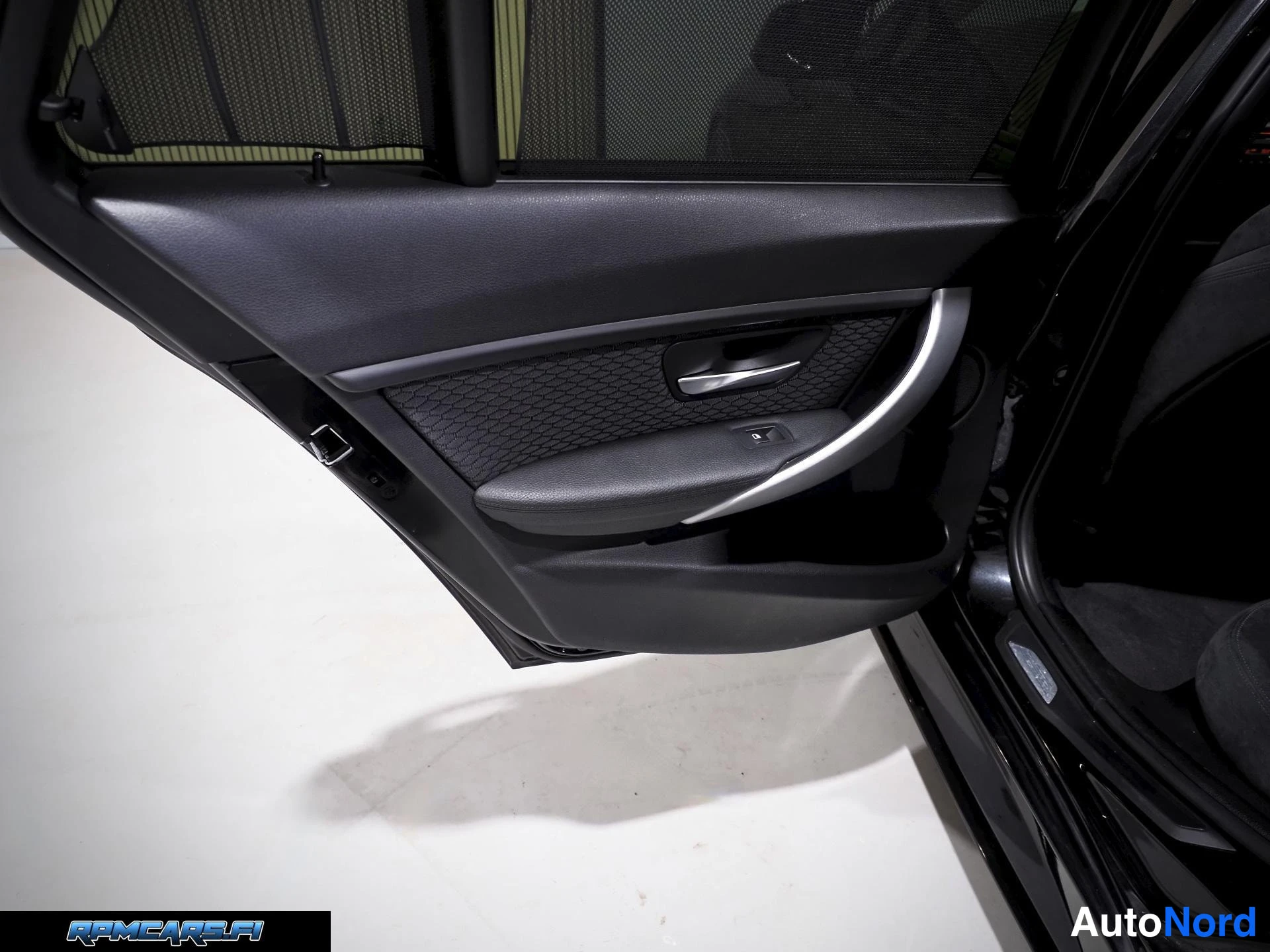 Musta BMW 330d 2013, yksityiskohta, kuva 42