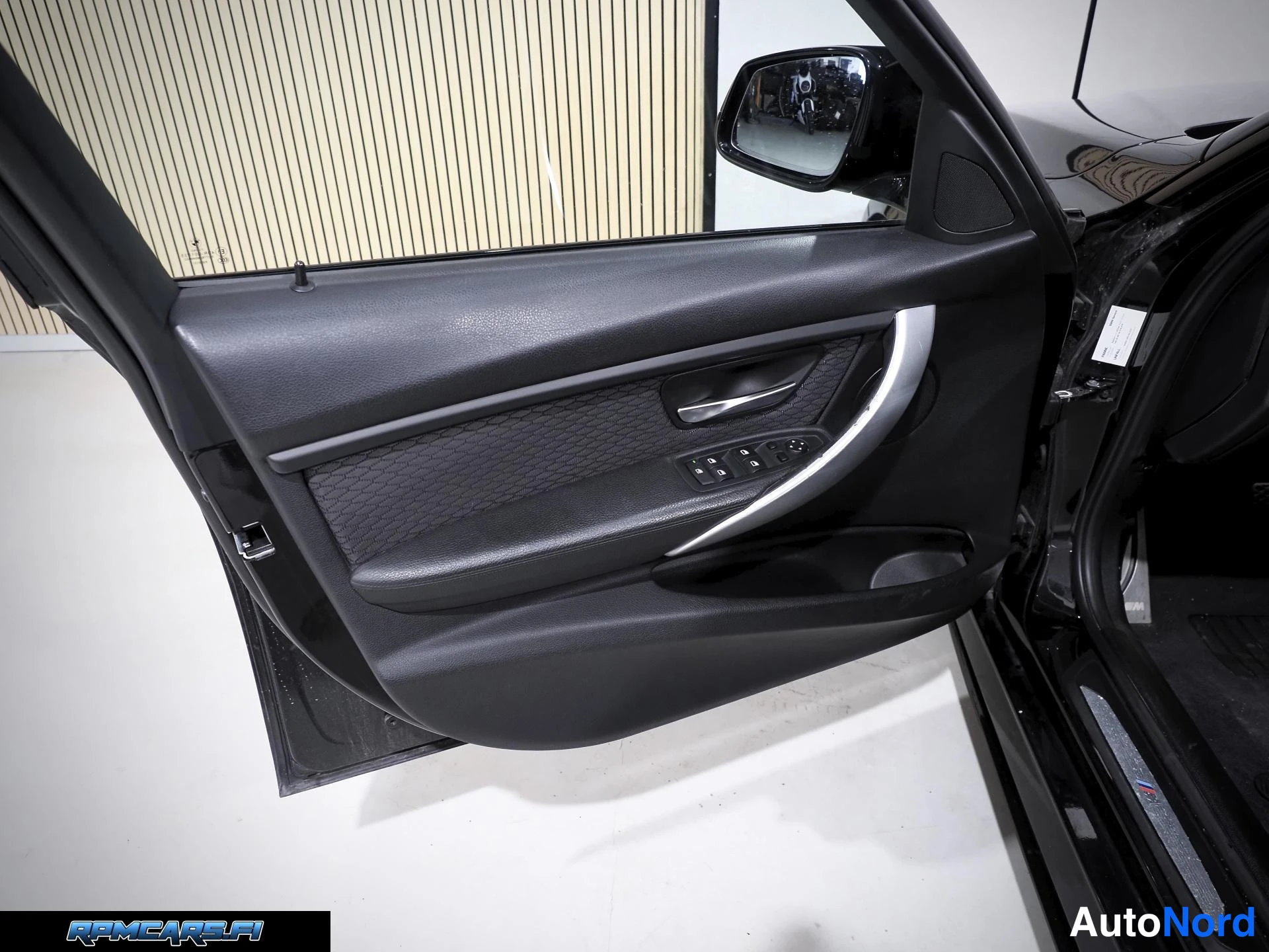 Musta BMW 330d 2013, sivulta, kuva 17