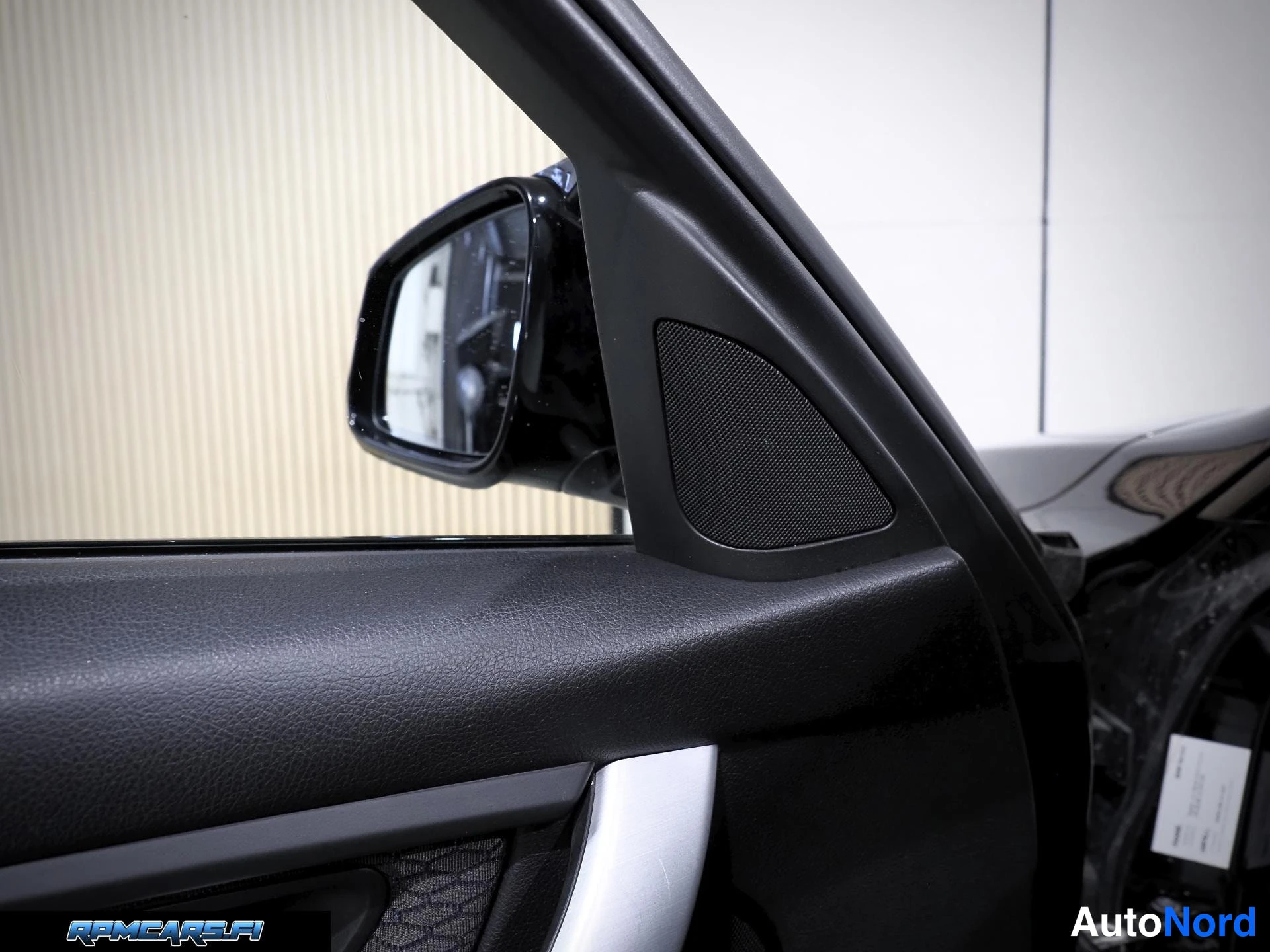 Musta BMW 330d 2013, sivulta, kuva 18