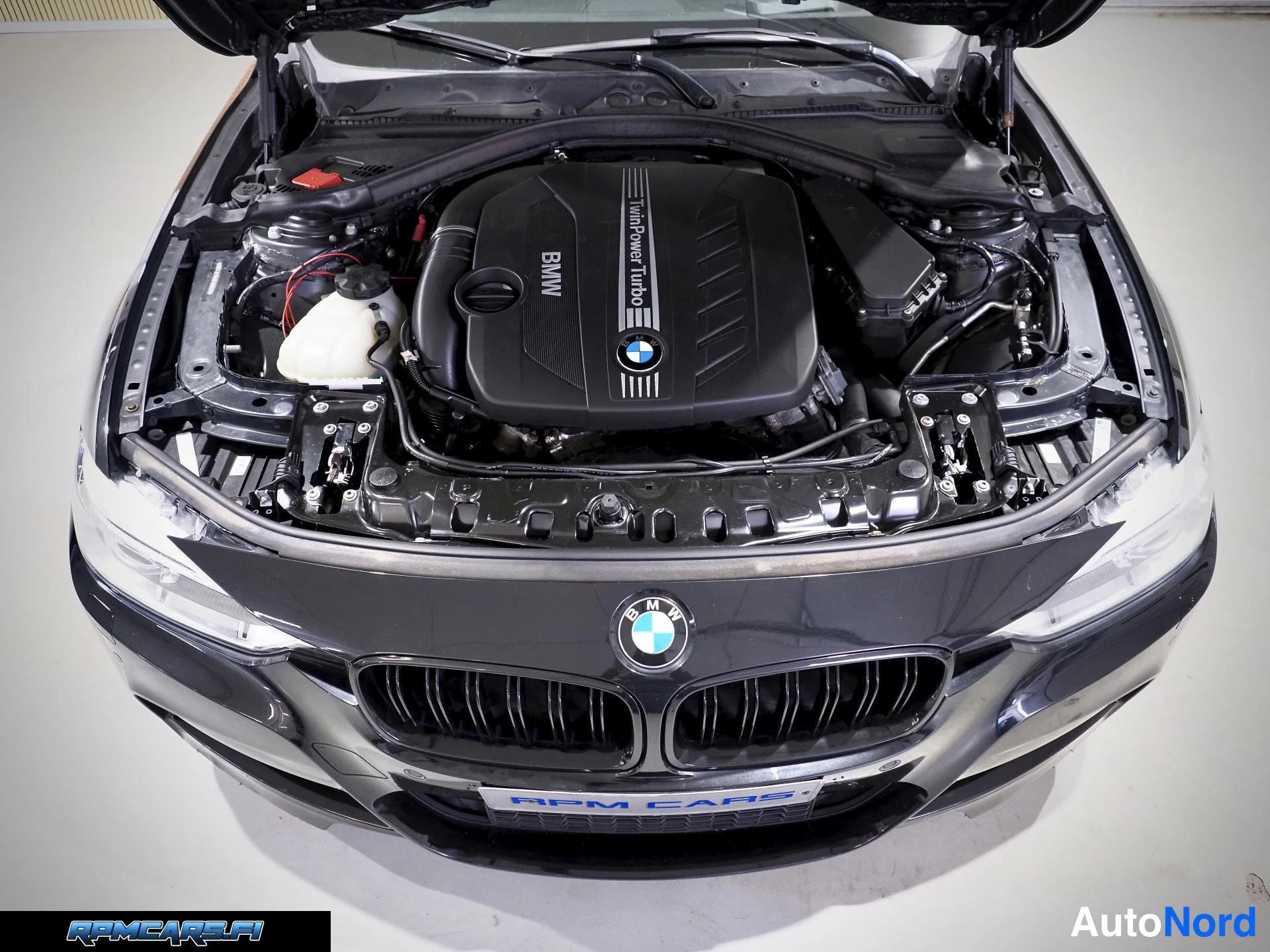 Musta BMW 330d 2013, edestä, kuva 12