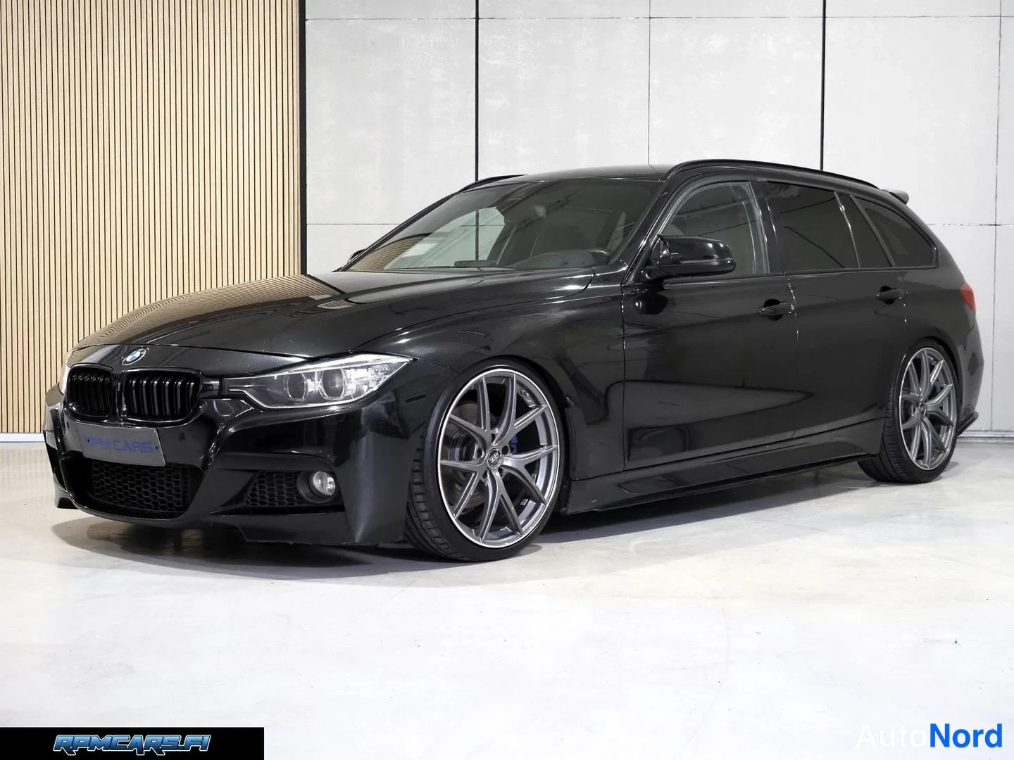 Musta BMW 330d 2013, etuviisto, keula vasemmalle, kuva 2