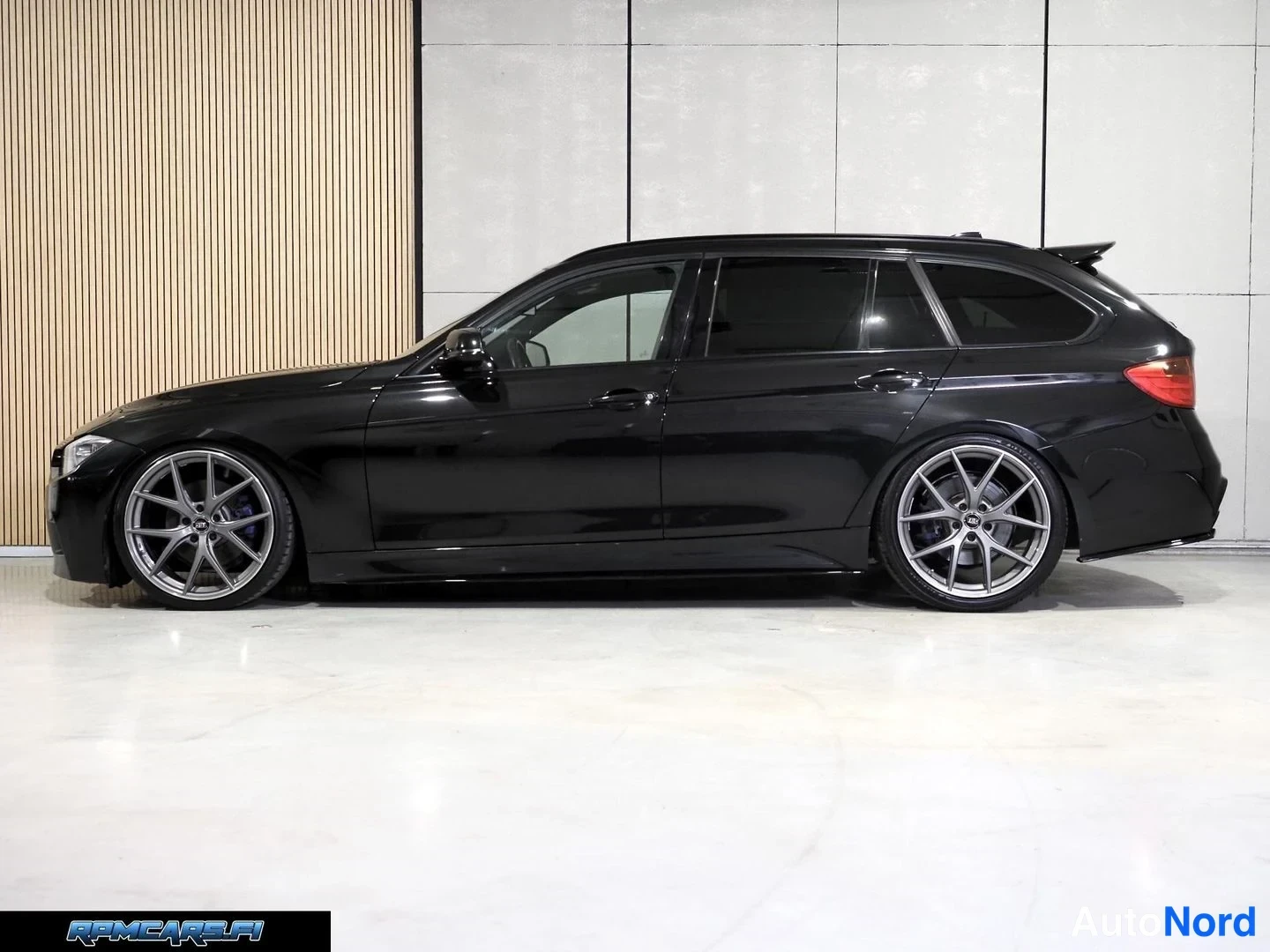 Musta BMW 330d 2013, etuviisto, keula vasemmalle, kuva 3