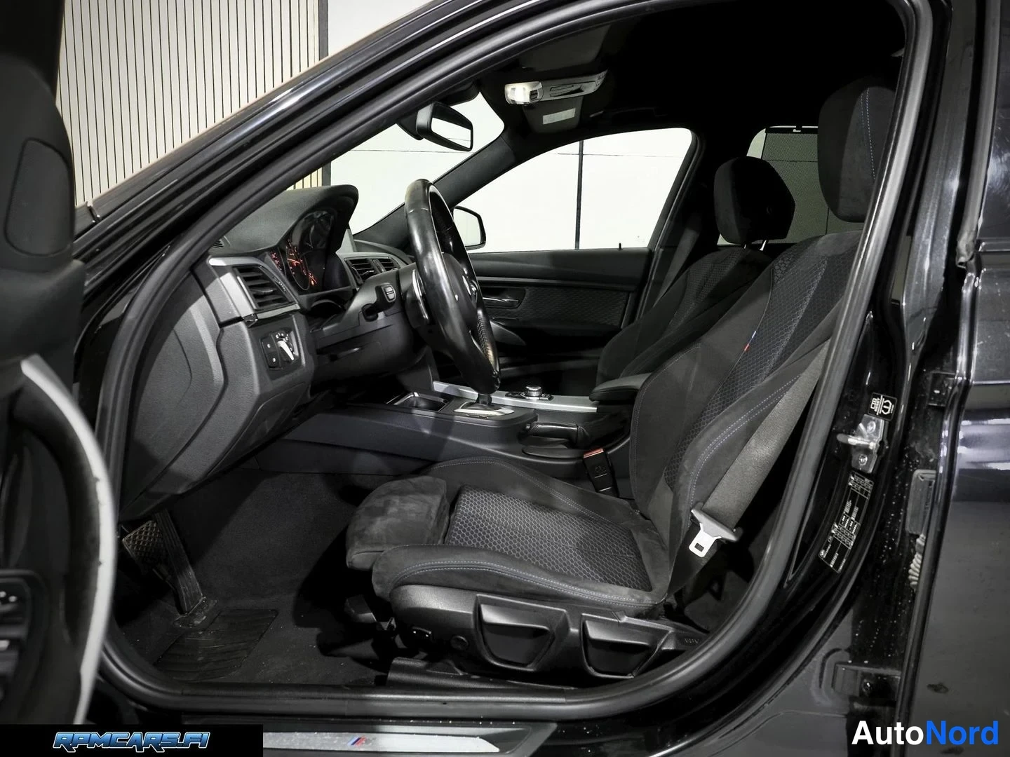 Musta BMW 330d 2013, ohjaamo, kuva 33