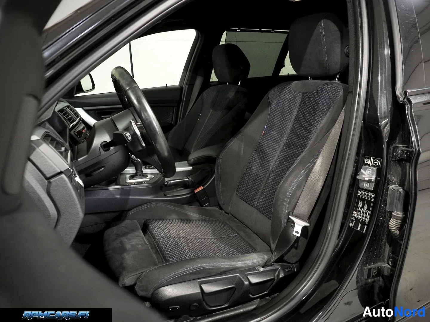Musta BMW 330d 2013, etuistuimet, kuva 34