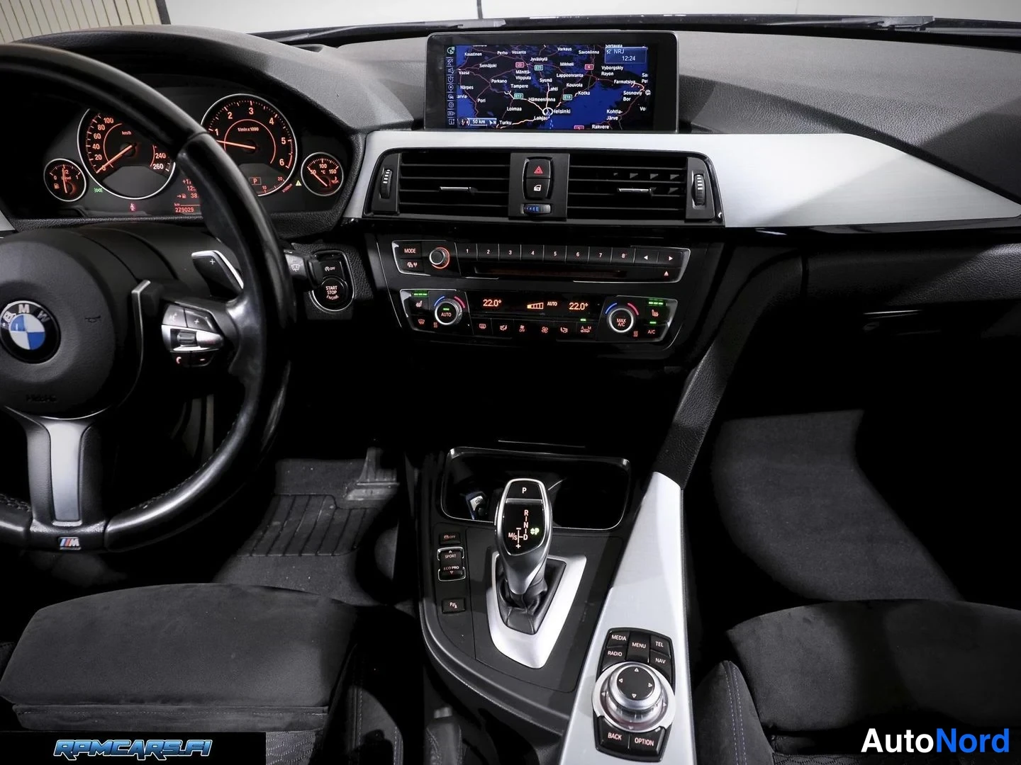 Musta BMW 330d 2013, ohjaamo, kuva 28