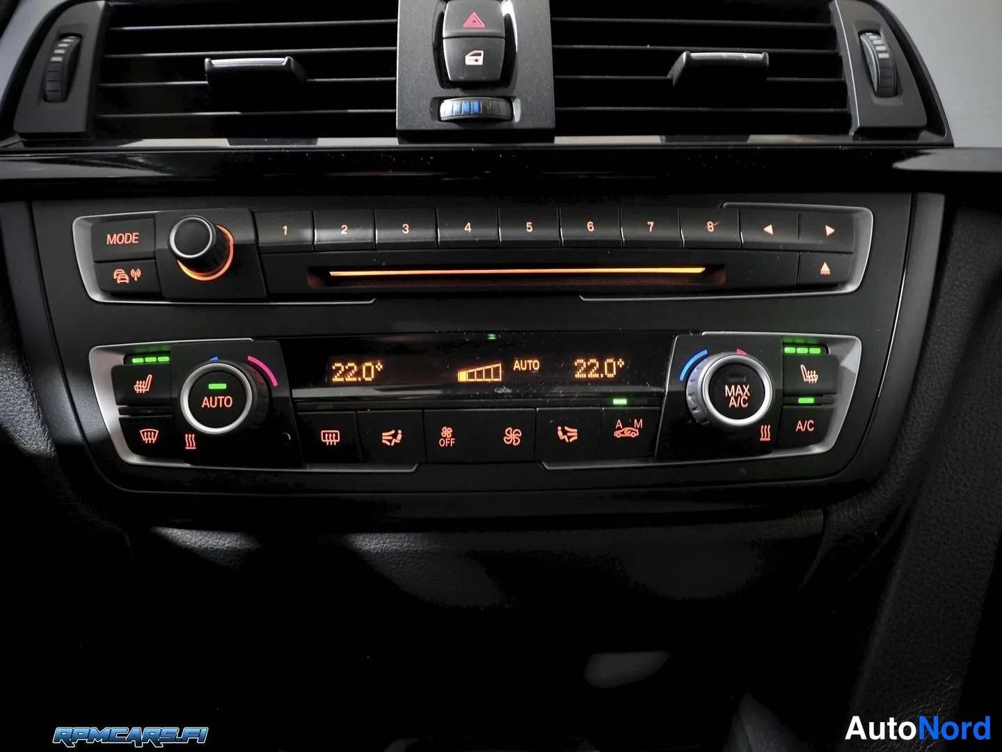 Musta BMW 330d 2013, yksityiskohta, kuva 44