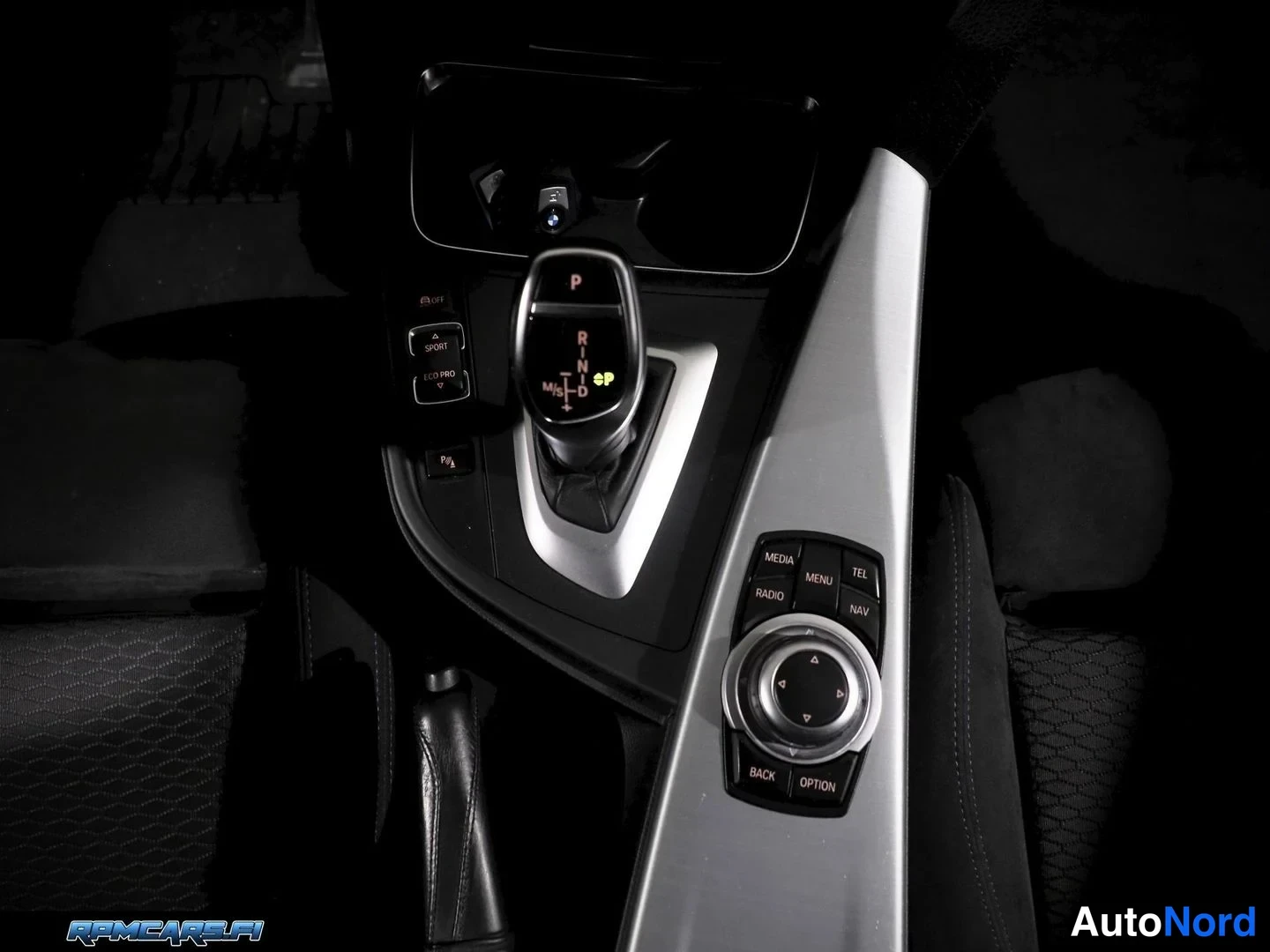 Musta BMW 330d 2013, yksityiskohta, kuva 45