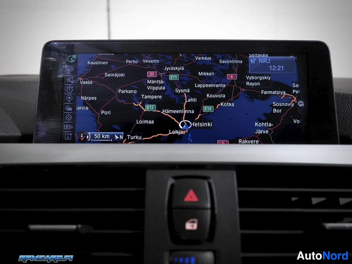 Musta BMW 330d 2013, yksityiskohta, kuva 46