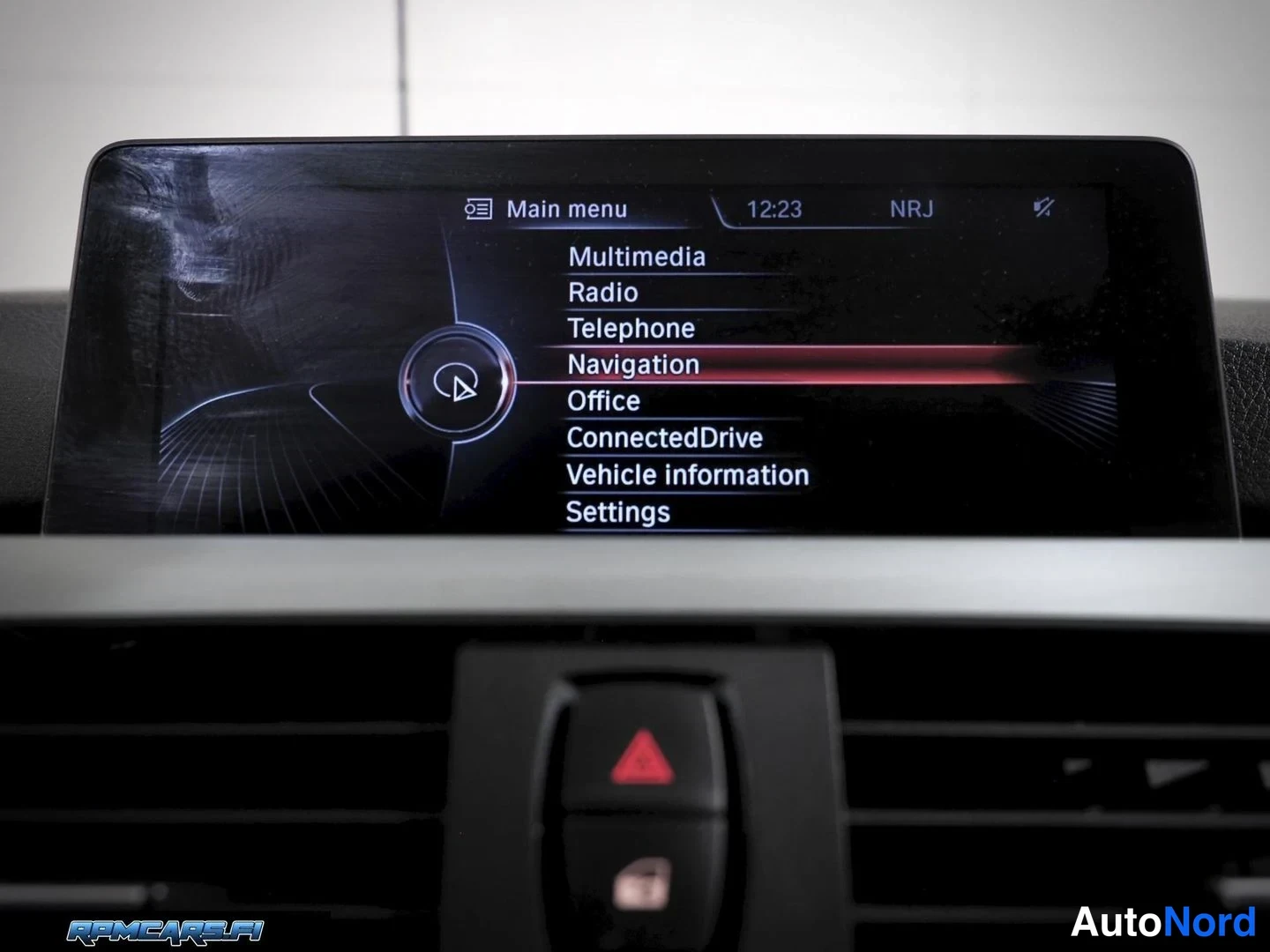 Musta BMW 330d 2013, yksityiskohta, kuva 54