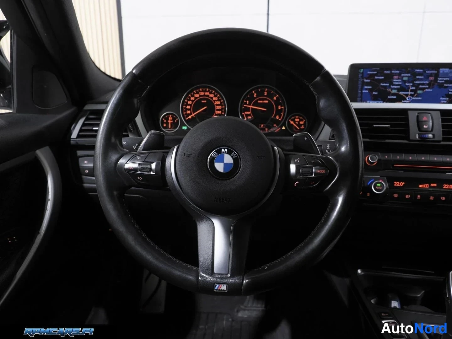 Musta BMW 330d 2013, yksityiskohta, kuva 47