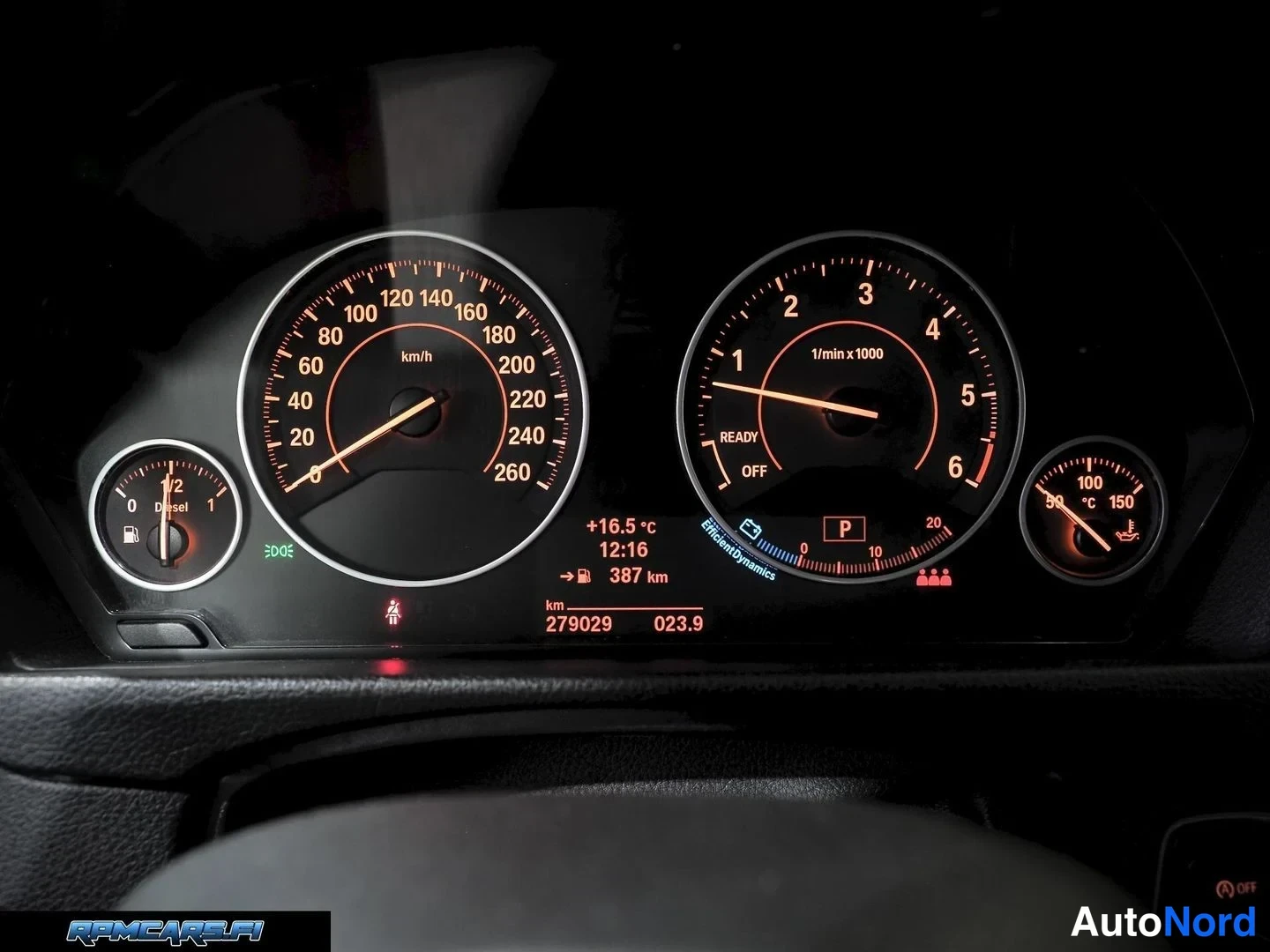 Musta BMW 330d 2013, yksityiskohta, kuva 50