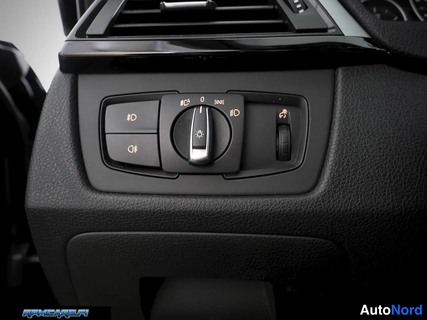 Musta BMW 330d 2013, yksityiskohta, kuva 52